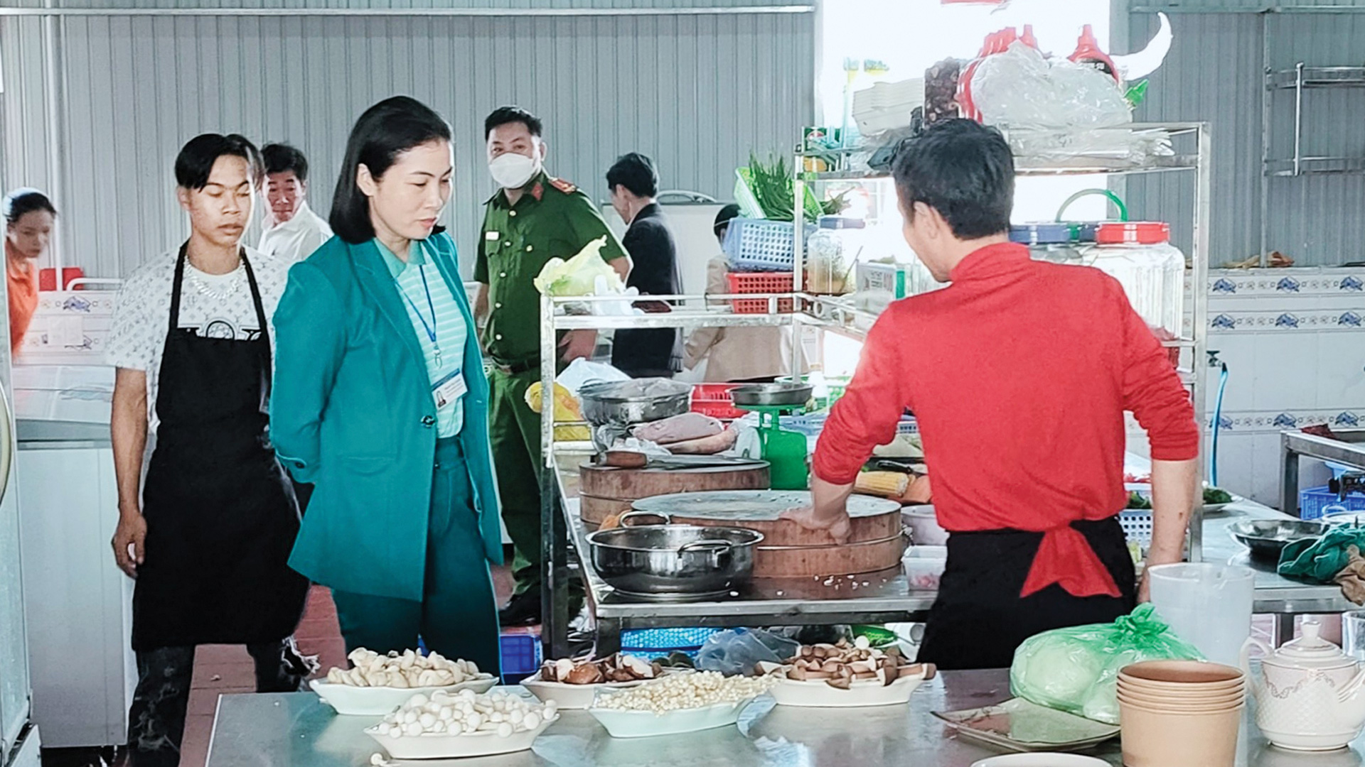 Đoàn kiểm tra liên ngành về vệ sinh an toàn thực phẩm huyện Lâm Hà
tiến hành kiểm tra các cơ sở kinh doanh vào ngày 16/1/2024