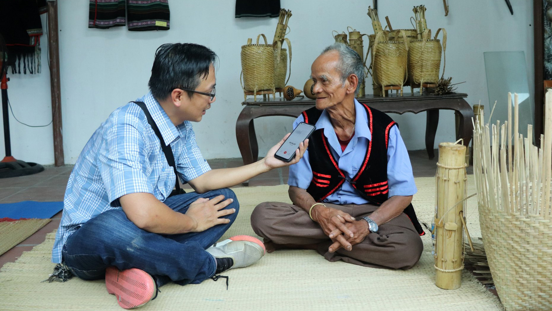 Tác giả trò chuyện với già làng tại Khánh Sơn