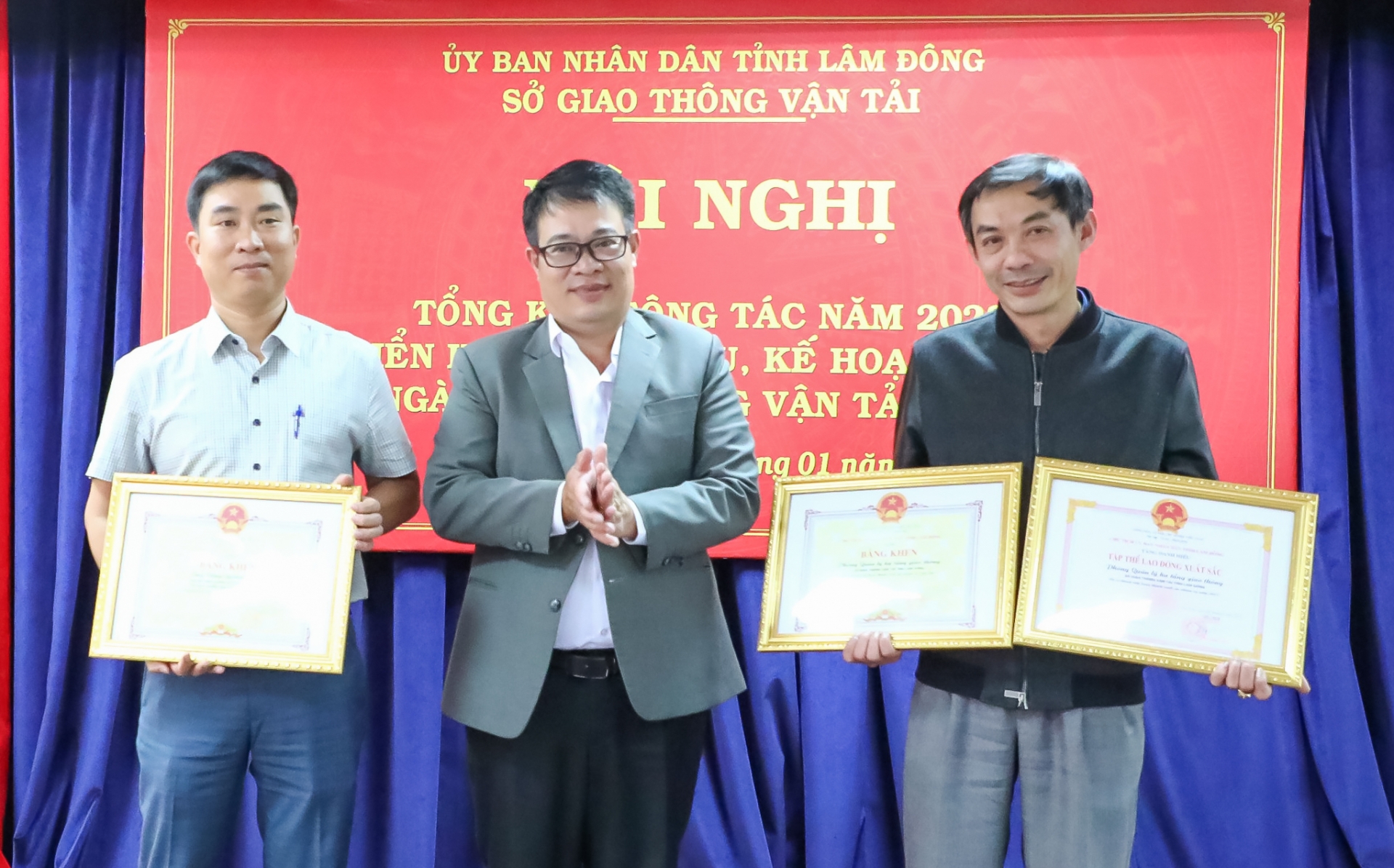 Phó Chủ tịch UBND tỉnh Lâm Đồng Nguyễn Ngọc Phúc trao bằng khen của UBND tỉnh cho các tập thể và cá nhân xuất sắc.