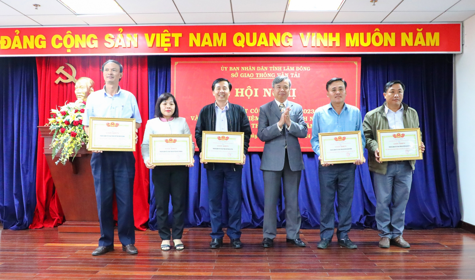 Giám đốc Sở GTVT Lâm Đồng Nguyễn Văn Gia tặng giấy khen cho 5 tập thể có đóng góp xuất sắc cho công tác giao thông vận tải 2023