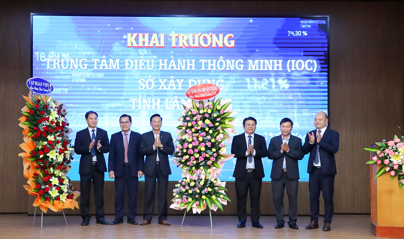 Lãnh đạo Sở Thông tin và Truyền thông tỉnh Lâm Đồng tặng hoa chúc mừng 