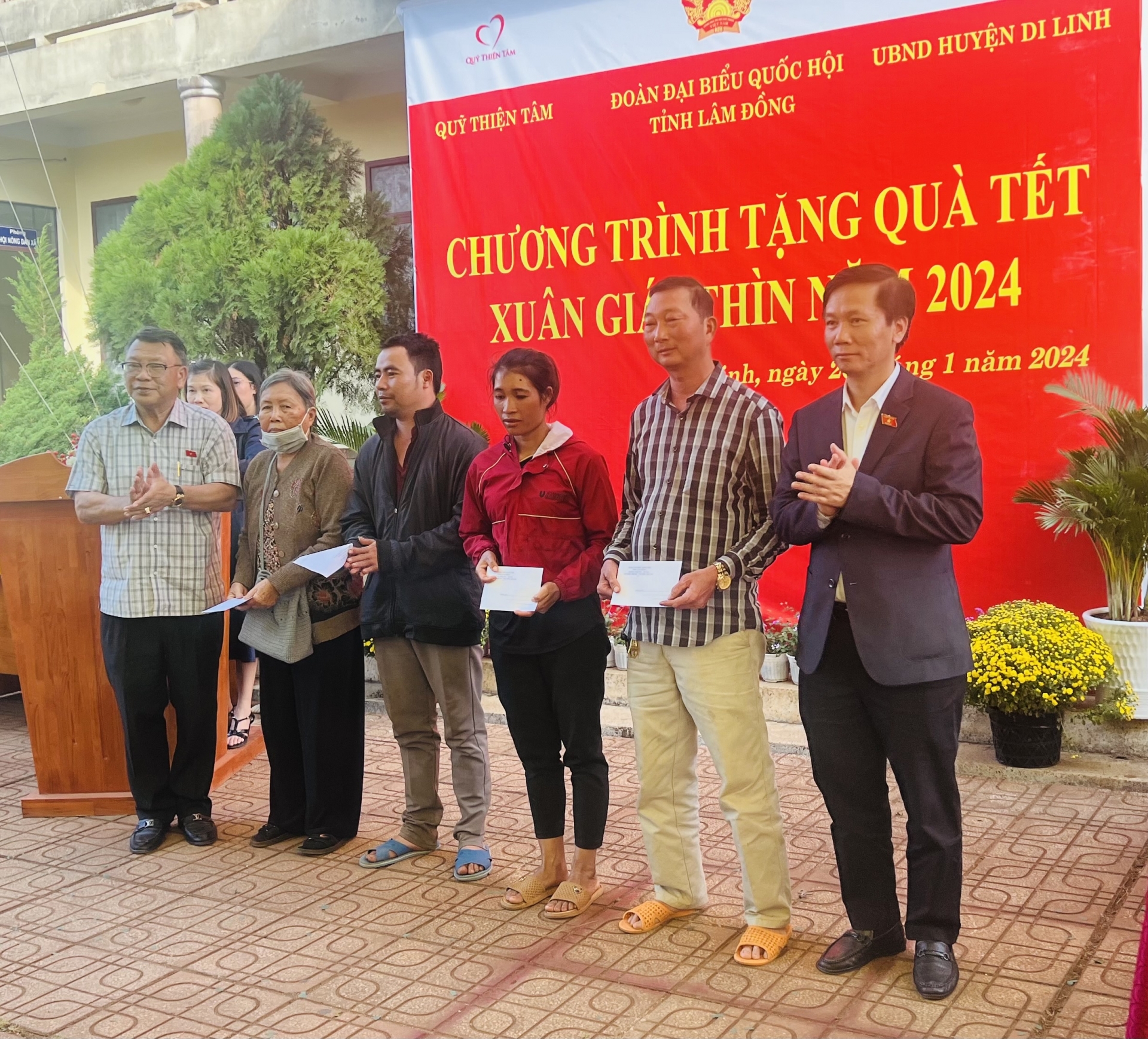 Tặng quà cho gia đình chính sách huyện Di Linh