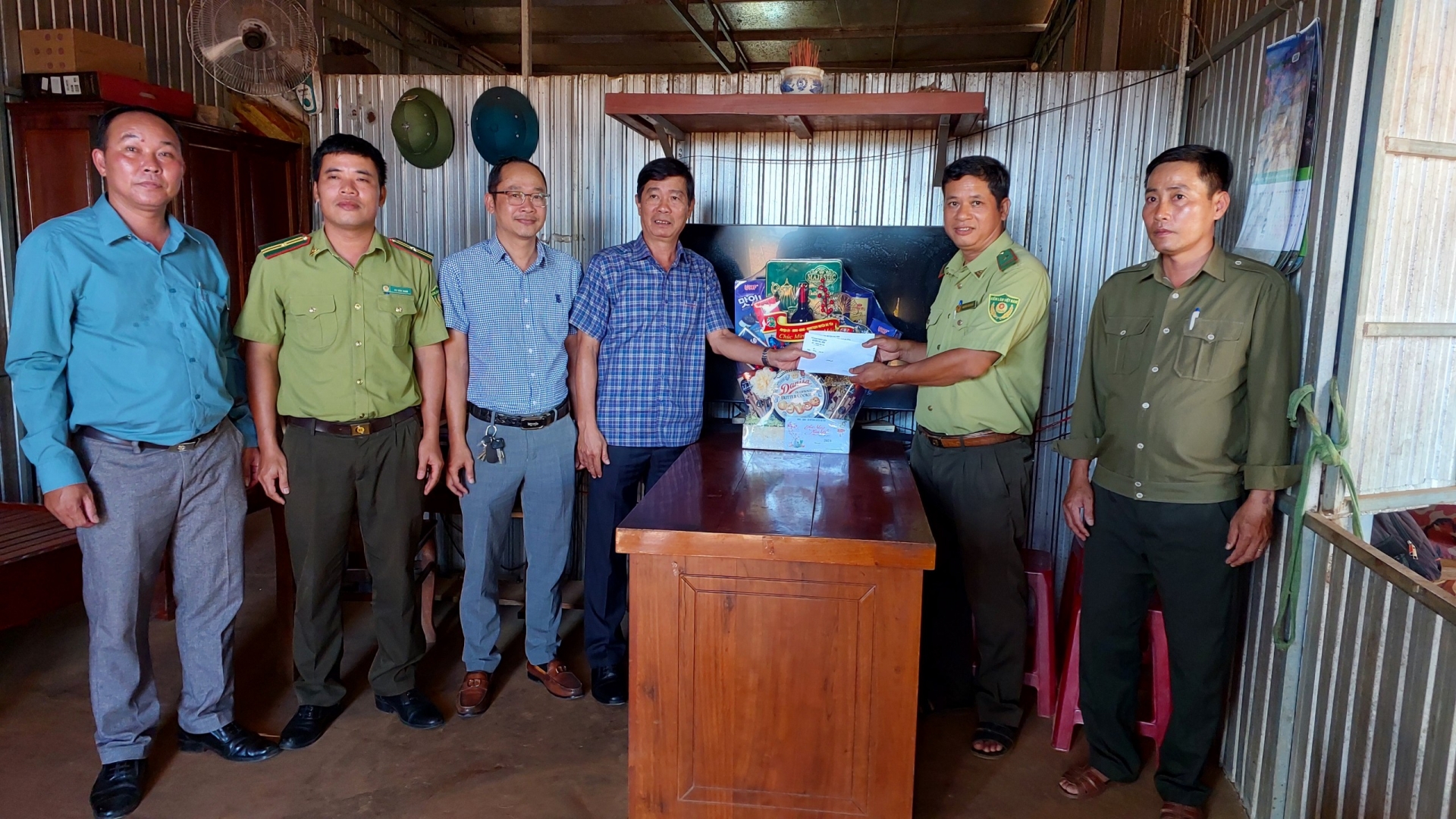 Đồng chí Nguyễn Hoàng Minh – Phó Chủ tịch UBND huyện Đạ Tẻh thăm, tặng quà cho các chốt bảo vệ rừng trên địa bàn. 