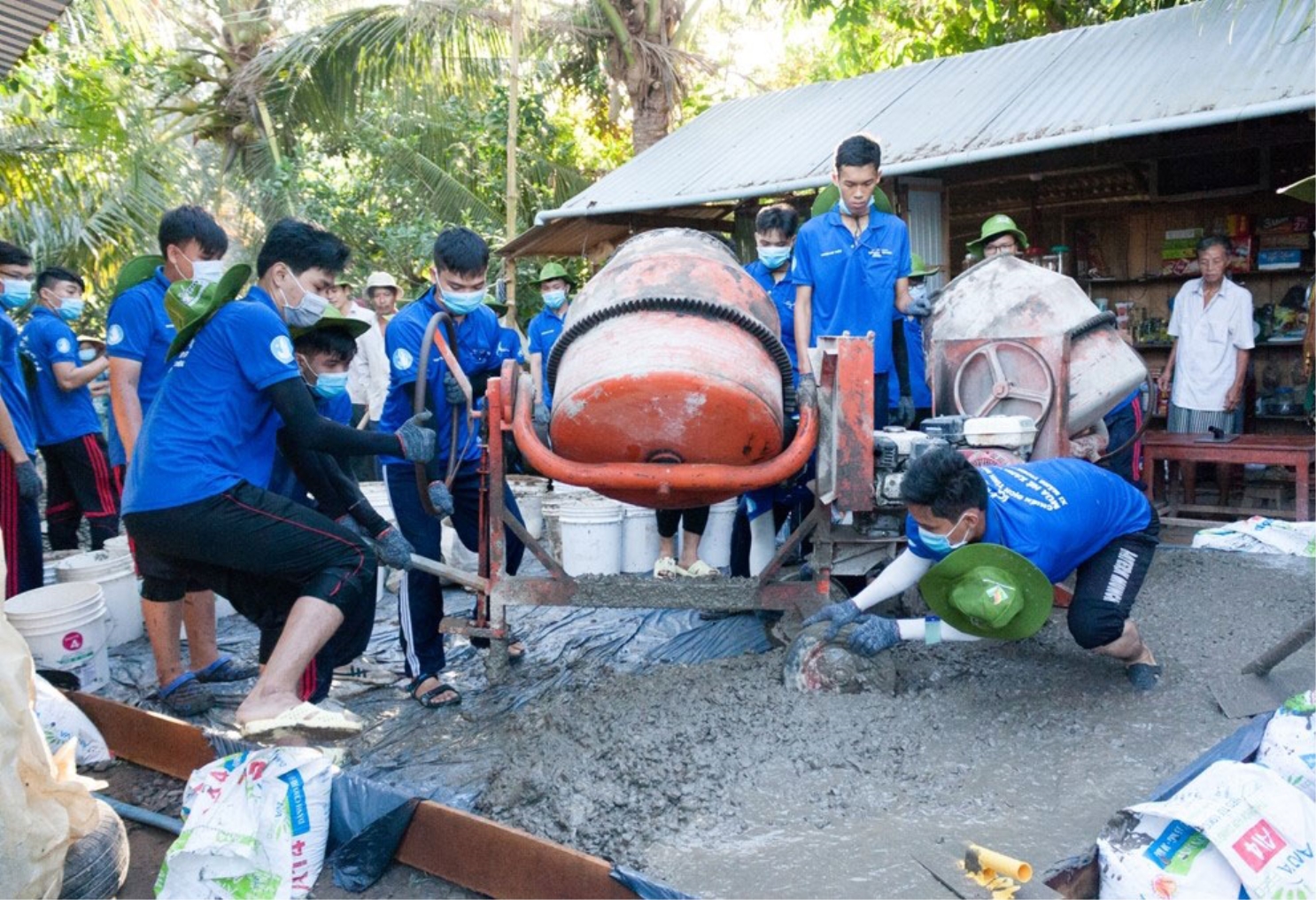 Sinh viên Trường ĐH Bách khoa TP.HCM xây dựng đường bê tông nông thôn 

trong chiến dịch Thanh niên tình nguyện hè