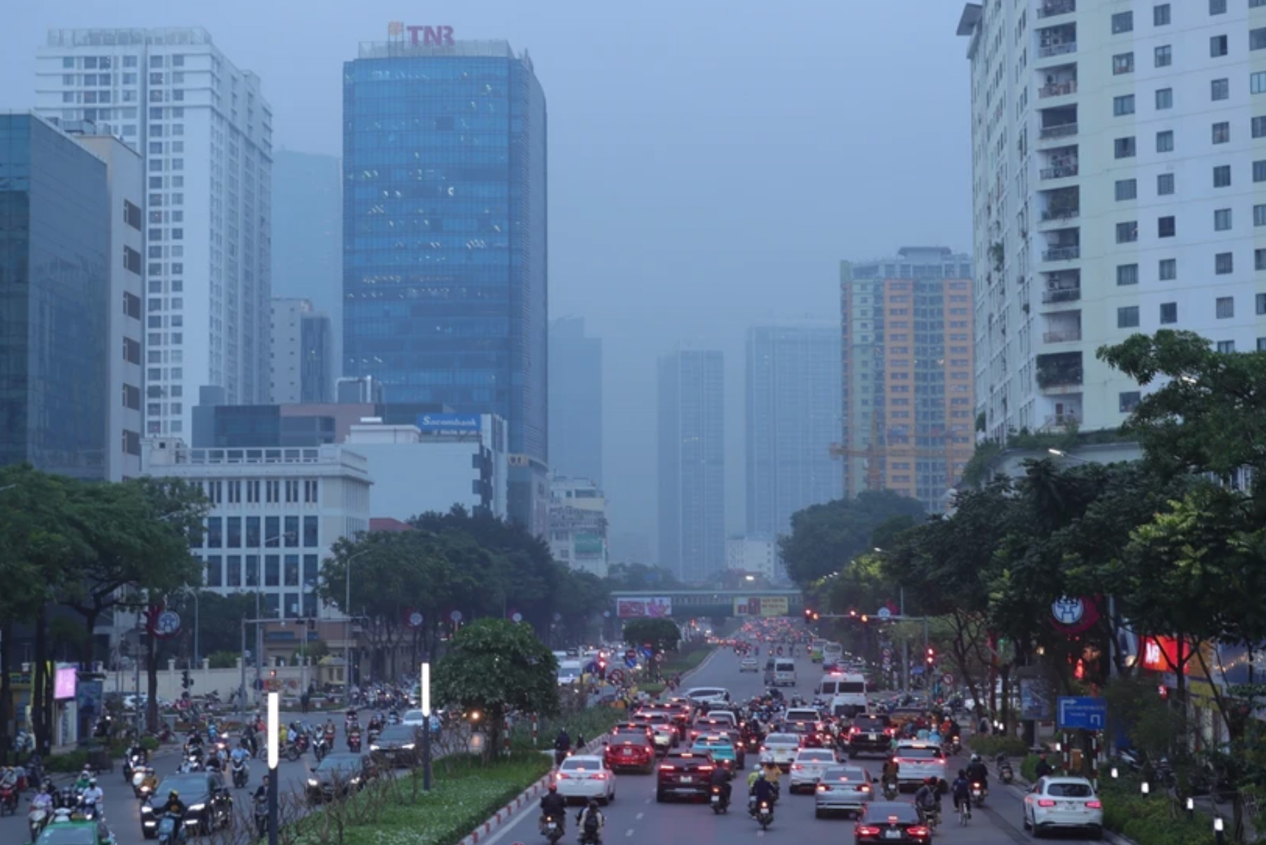 Các toà cao tầng ở Hà Nội bị sương mù bao phủ, tầm nhìn bị hạn chế