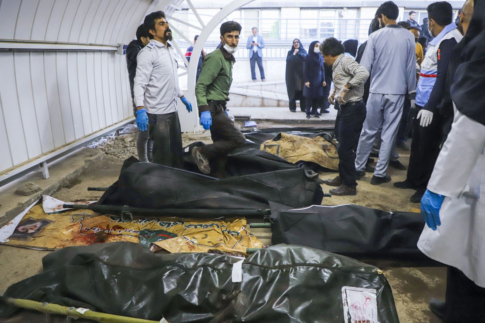 Thi thể các nạn nhân trong vụ nổ tại lễ tưởng niệm chỉ huy cấp cao Lực lượng Vệ binh Cách mạng Hồi giáo Iran (IRGC) ở thành phố Kerman, ngày 3/1/2024