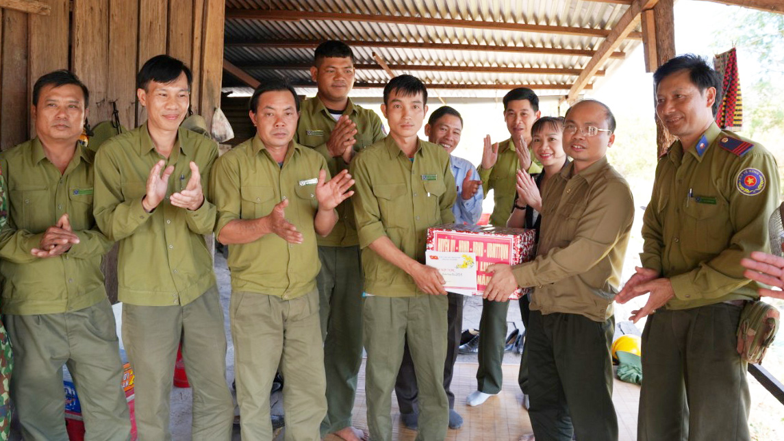 Đồng chí Trần Đức Công - Chủ tịch UBND huyện Di Linh tặng quà Tết cho cán bộ thực hiện nhiệm vụ tại chốt Sông 2 thuộc Tiểu khu 726