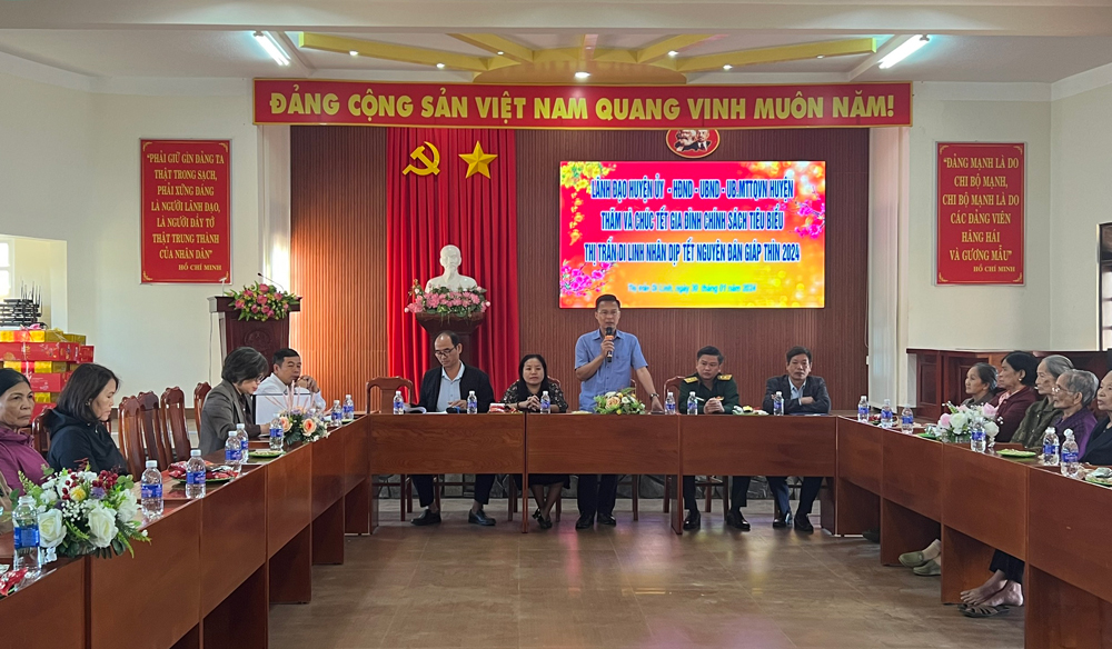 Lãnh đạo huyện Di Linh thăm, tặng quà Tết cho gia đình chính sách tiêu biểu