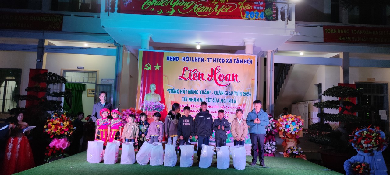 Trao học bổng cho các em học sinh xã Tân Hội