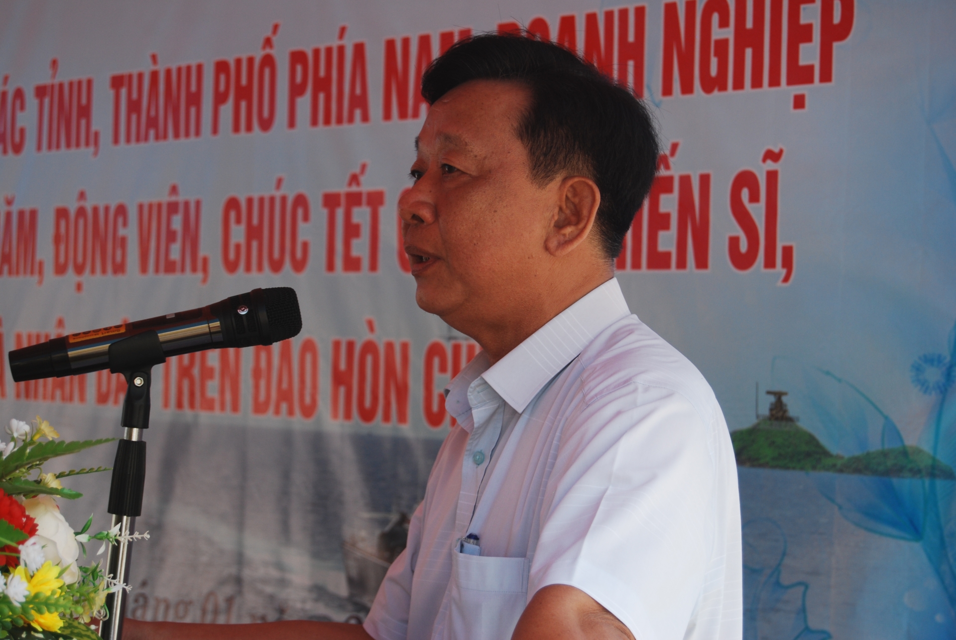 Trưởng Ban Tuyên giáo Tỉnh ủy Cà Mau Hồ Trung Việt đại diện Đoàn Công tác phát biểu tại buổi thăm, chúc tết Đảo Hòn Chuối.