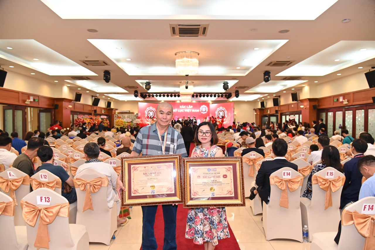 Vợ chồng ông Hồ Tất Và, chủ nhân thương hiệu Trà Long Đỉnh nhận Xác lập Kỷ lục