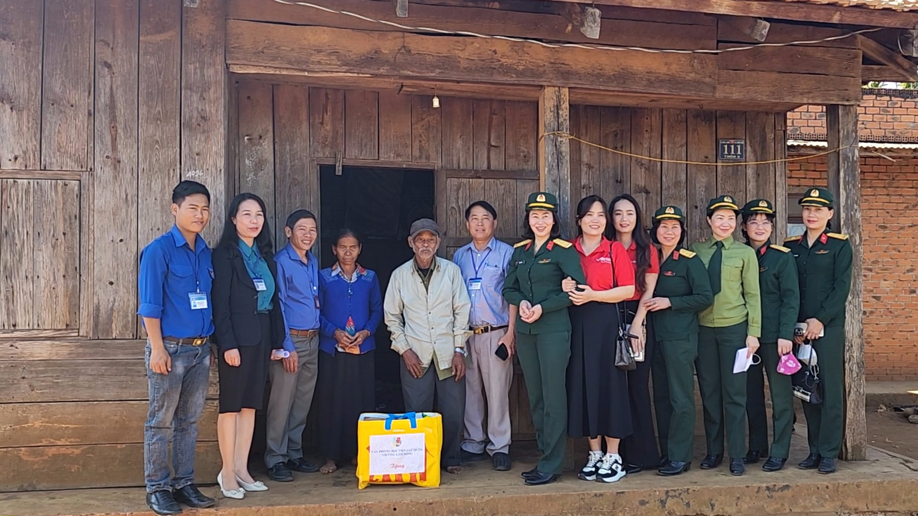 Tặng quà Tết cho 20 gia đình khó khăn tại xã Tam Bố, Di Linh