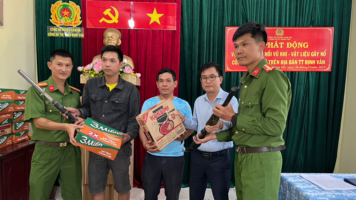 Trong lễ phát động tại thị trấn Đinh Văn, lực lượng chức năng đã vận động, thu hồi nhiều vũ khí, vật liệu nổ, công cụ hỗ trơ