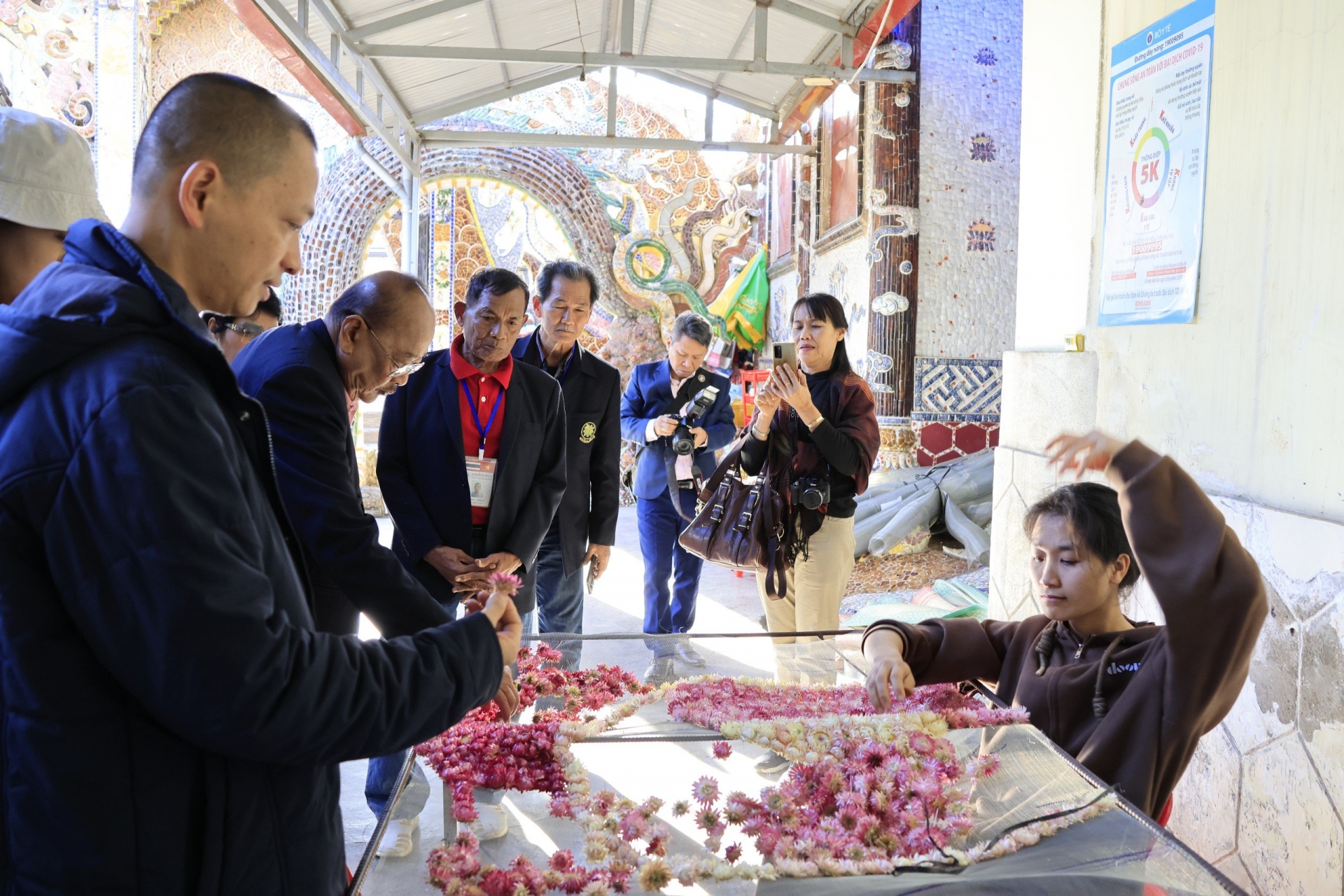 Khách nước ngoài tìm hiểu mô hình kết hoa bất tử ở Trại Mát, Đà Lạt