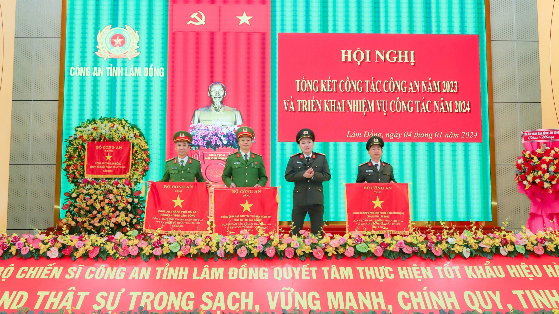 Đại tá Trương Minh Đương - Giám đốc Công an tỉnh trao Cờ của Bộ Công an cho các đơn vị dẫn đầu phong trào thi đua vì ANTQ cấp cơ sở