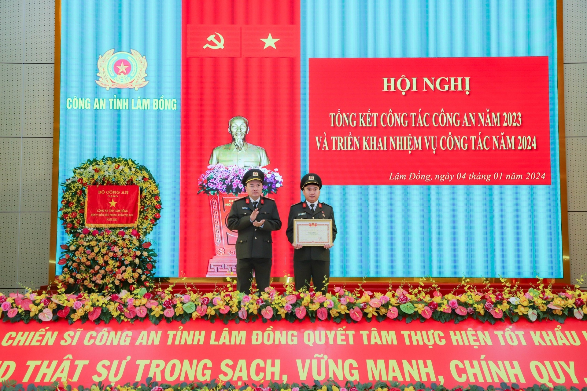 Đại tá Trương Minh Đương trao Quyết định và Bằng chứng nhận Chiến sỹ thi đua toàn lực lượng Công an nhân dân của Bộ trưởng Bộ Công an cho Đại úy Lê Ngô Hồng Vũ - Trưởng Ban Thanh niên Công an tỉnh