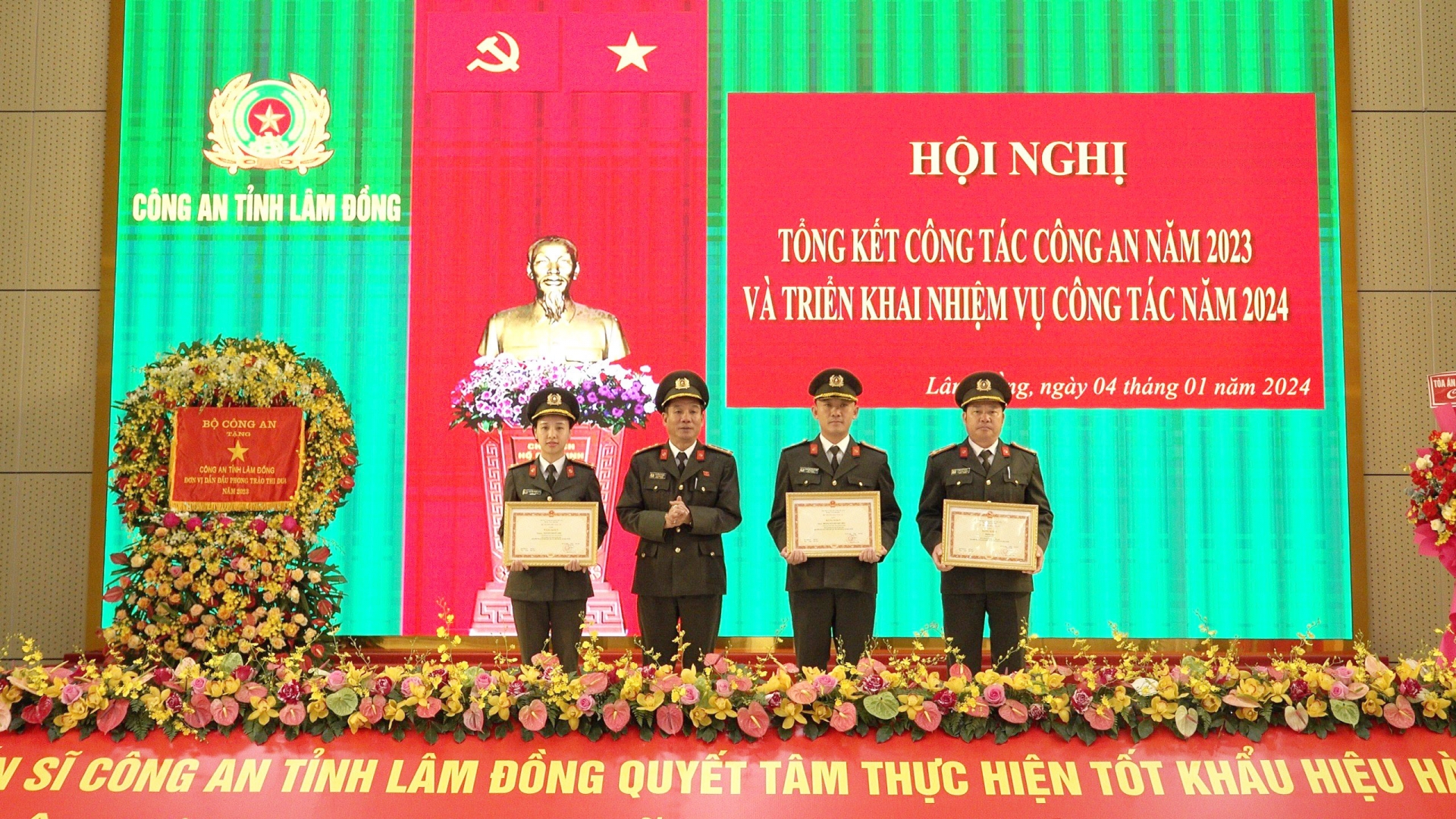 Đại tá Lê Hồng Phong - Phó Giám đốc Công an tỉnh trao Bằng khen của Bộ trưởng Bộ Công an cho các các nhân có thành tích xuất sắc trong công tác và chiến đấu