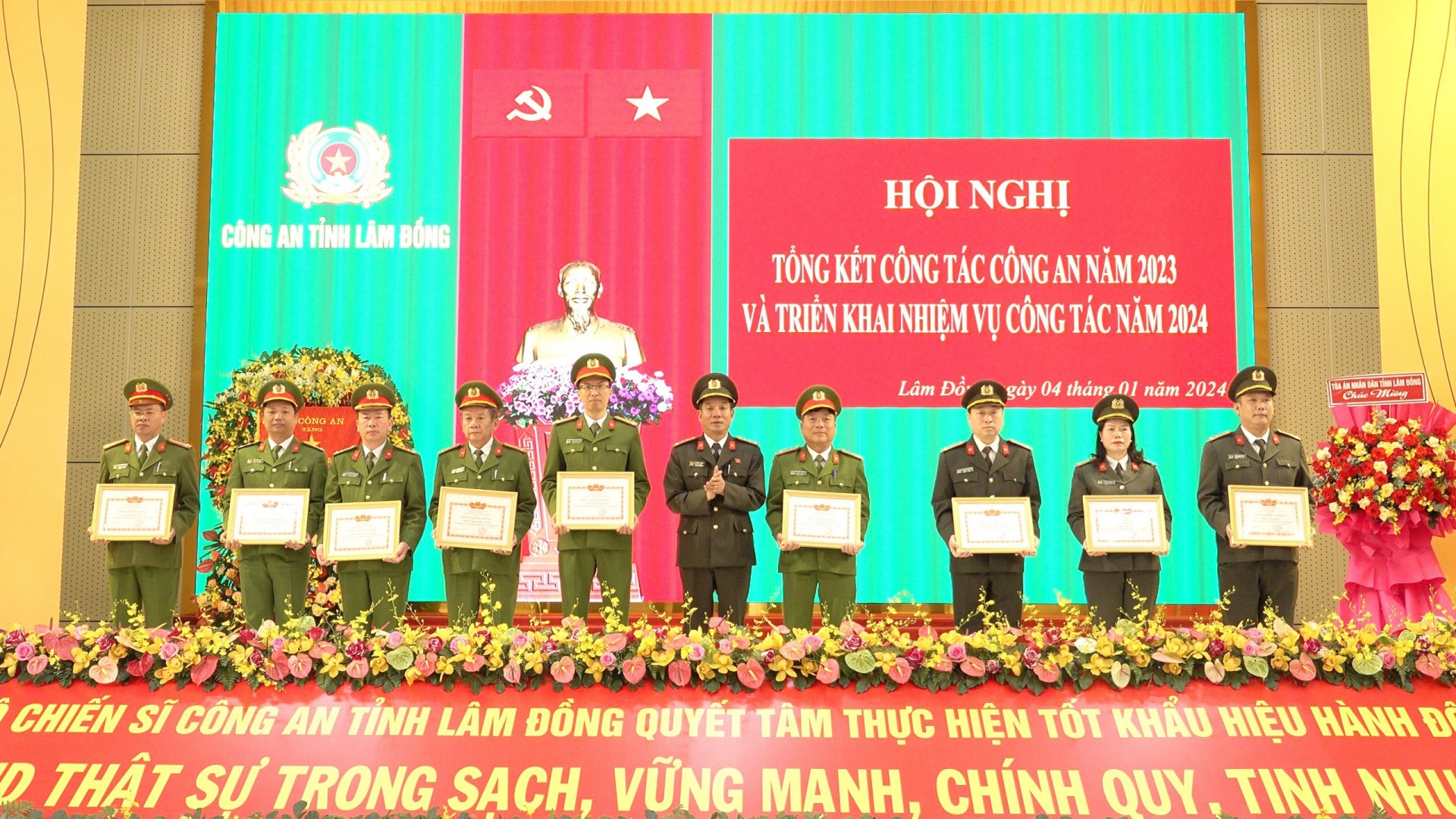 Đại tá Lê Hồng Phong - Phó Giám đốc Công an tỉnh trao Danh hiệu đơn vị quyết thắng cho Công an các đơn vị, địa phương