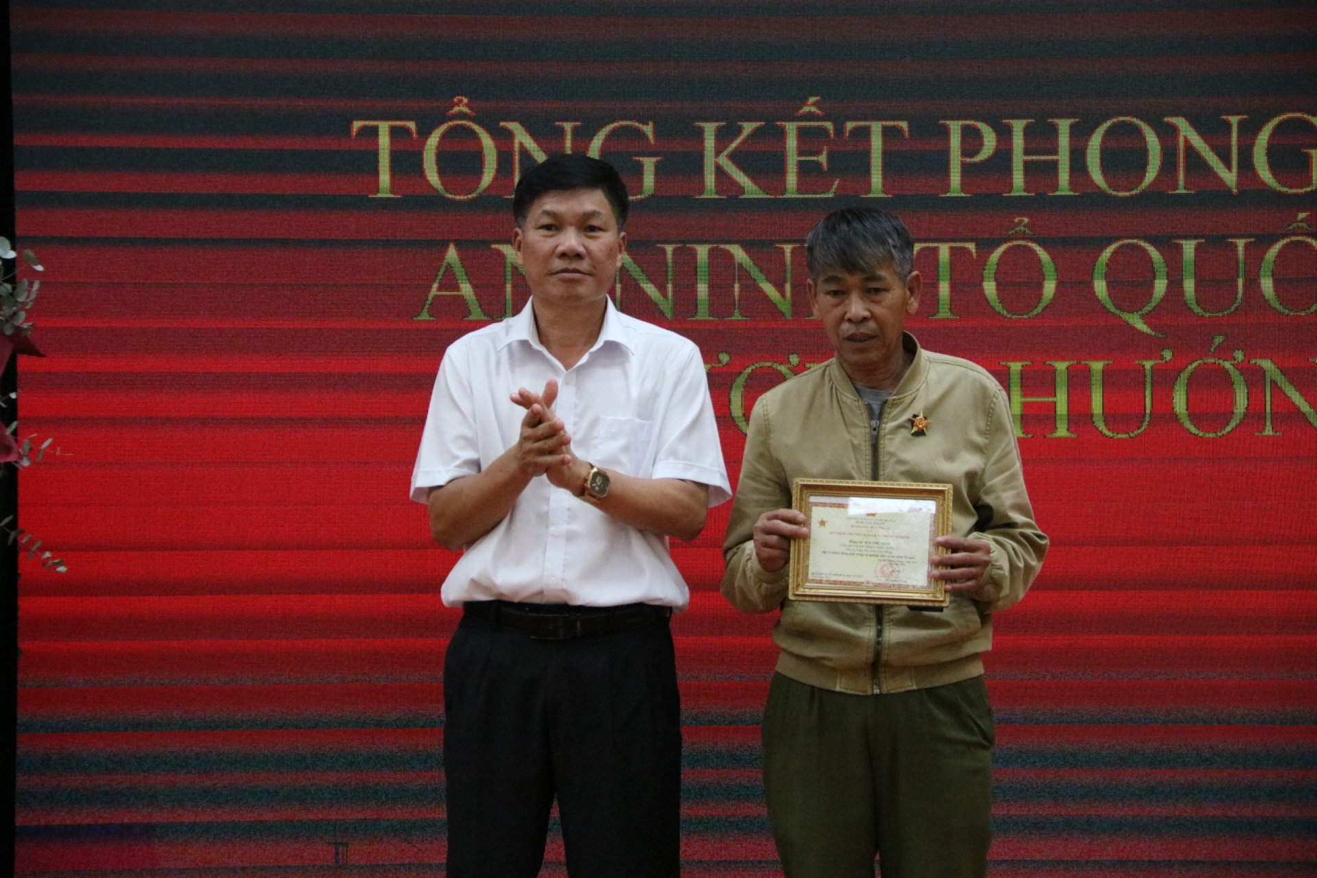 Thừa ủy quyền của Bộ Công an, đồng chí Nguyễn Văn Tân - Phó Bí thư Thường trực Huyện ủy Lâm Hà trao kỷ niệm chương cho cá nhân