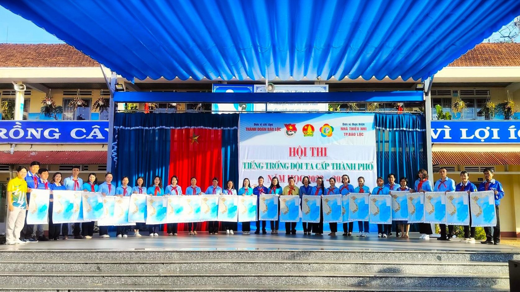 Thành Đoàn Bảo Lộc trao tặng bản đồ Việt Nam cho 39 liên đội trường học trên địa bàn