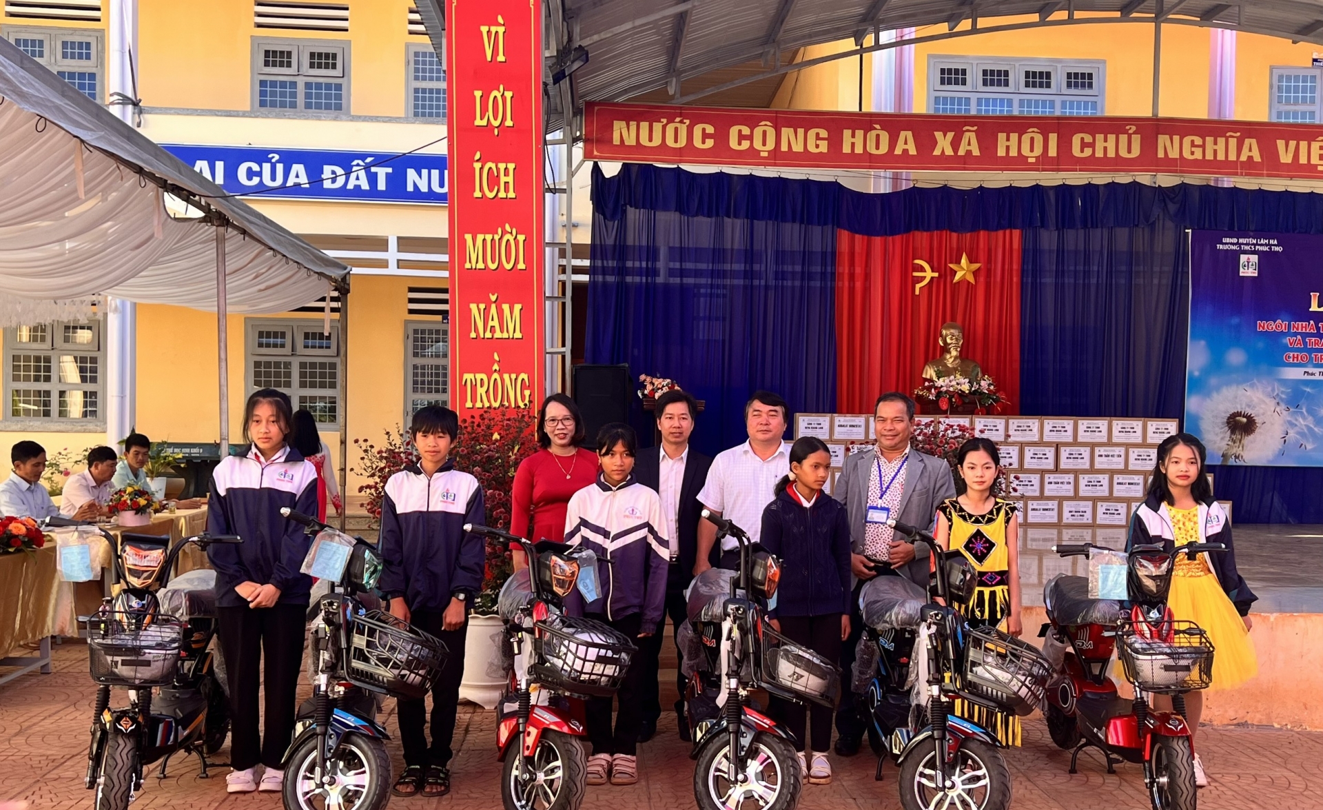 Ông Hoàng Sơn - Trưởng ban Dân vận Huyện ủy, Chủ tịch Ủy ban MTTQ Việt Nam huyện Lâm Hà trao học bổng là xe đạp điện cho các em học sinh có hoàn cảnh khó khăn 