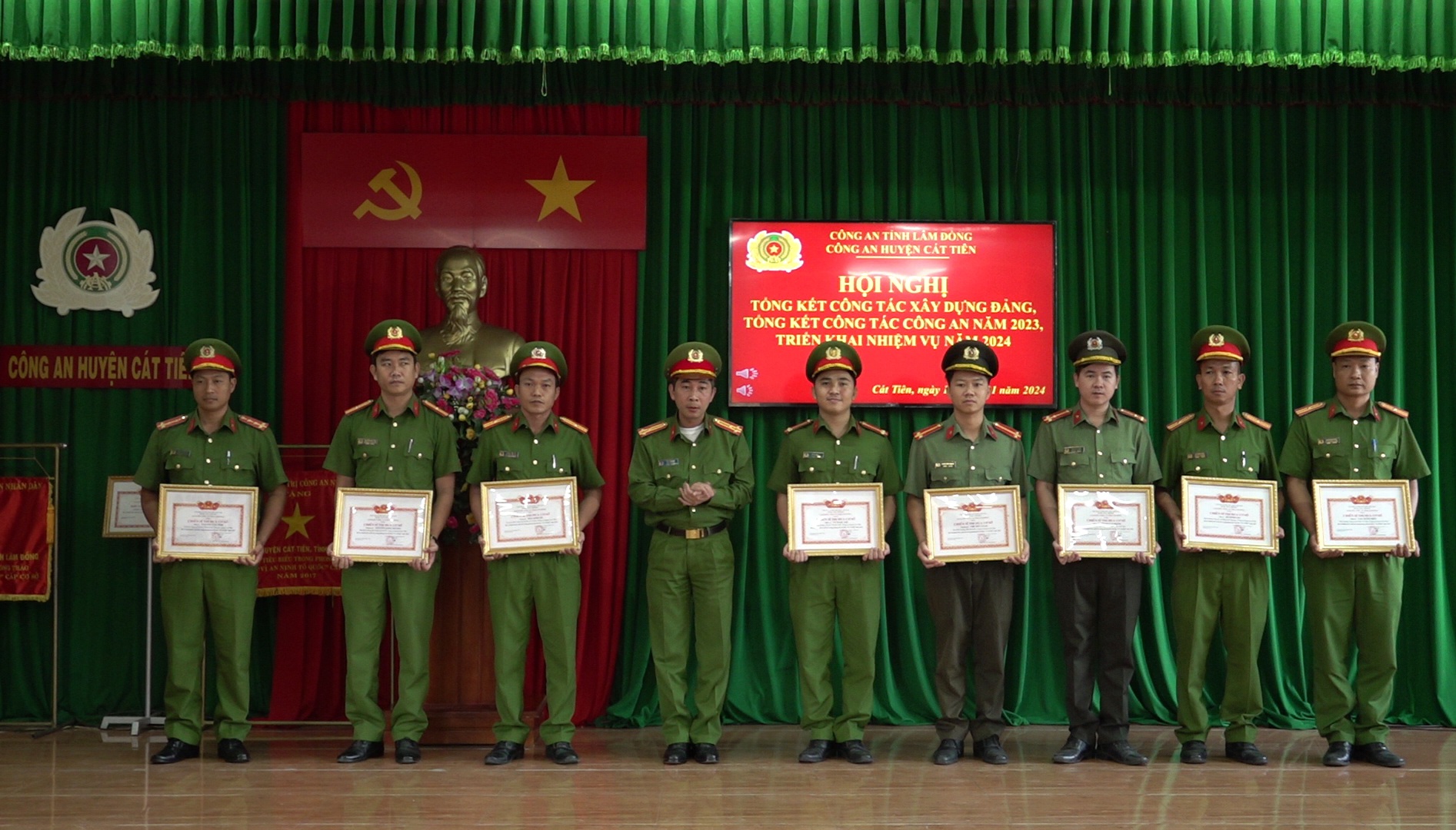 Thượng tá Vũ Tuấn Anh - Phó Giám đốc Công an tỉnh trao Danh hiệu chiến sỹ thi đua cơ sở cho các cá nhân