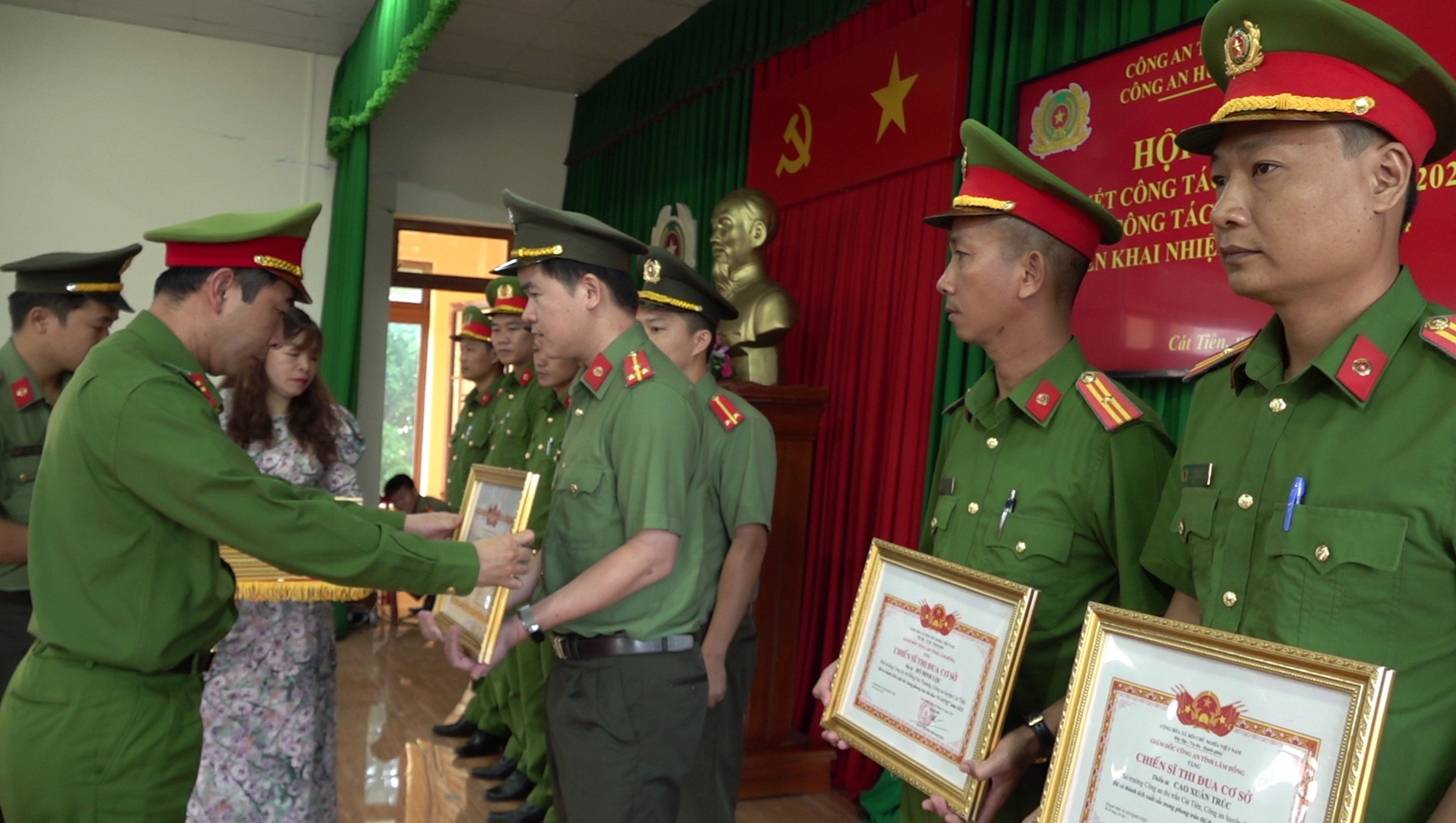 Thượng tá Vũ Tuấn Anh, Phó Giám đốc Công an tỉnh trao Danh hiệu thi đua đơn vị Quyết thắng cho các tập thể