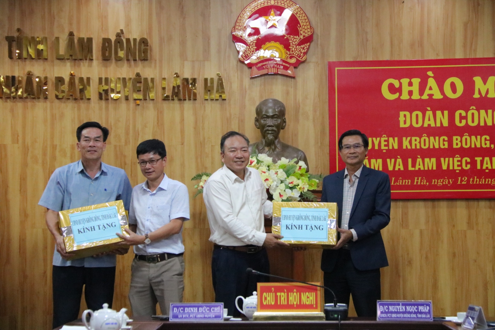 Đoàn công tác huyện Krông Bông tặng quà cho UBND huyện Lâm Hà