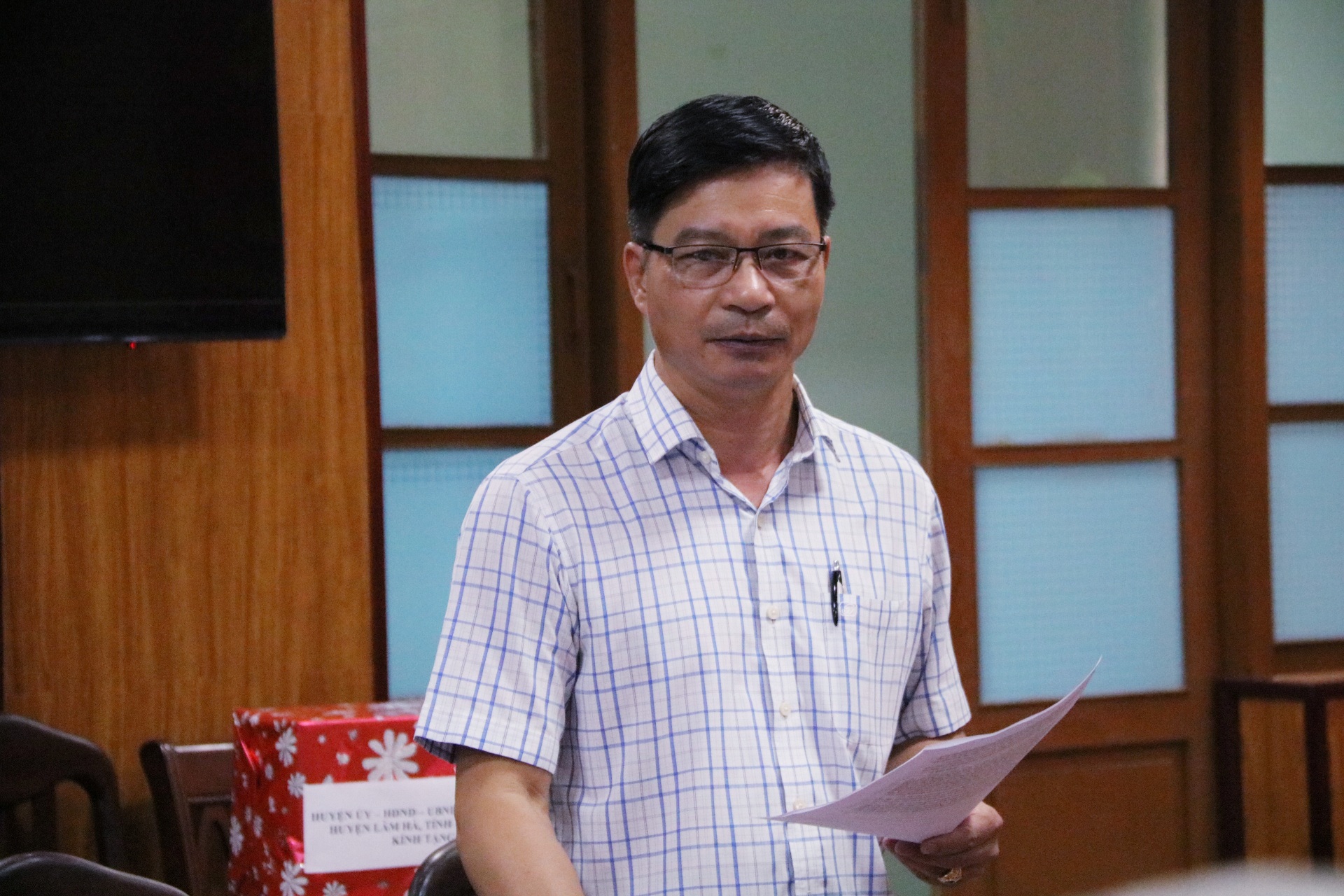 Ông Lê Văn Thiêm - Trưởng phòng Nông nghiệp huyện Lâm Hà báo cáo với đoàn công tác về phát triển trồng dâu, nuôi tằm ở địa phương