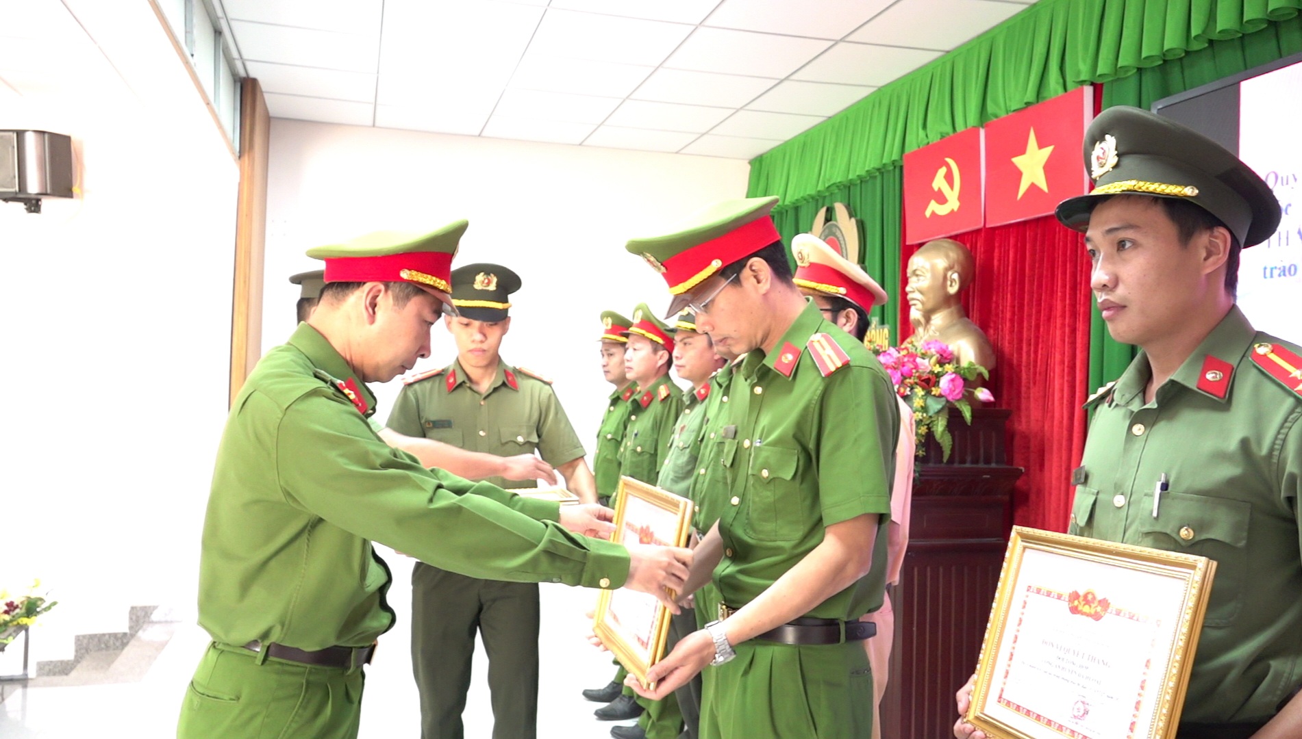Thượng tá Vũ Tuấn Anh - Phó Giám đốc Công an tỉnh trao Danh hiệu quyết thắng cho các tập thể.