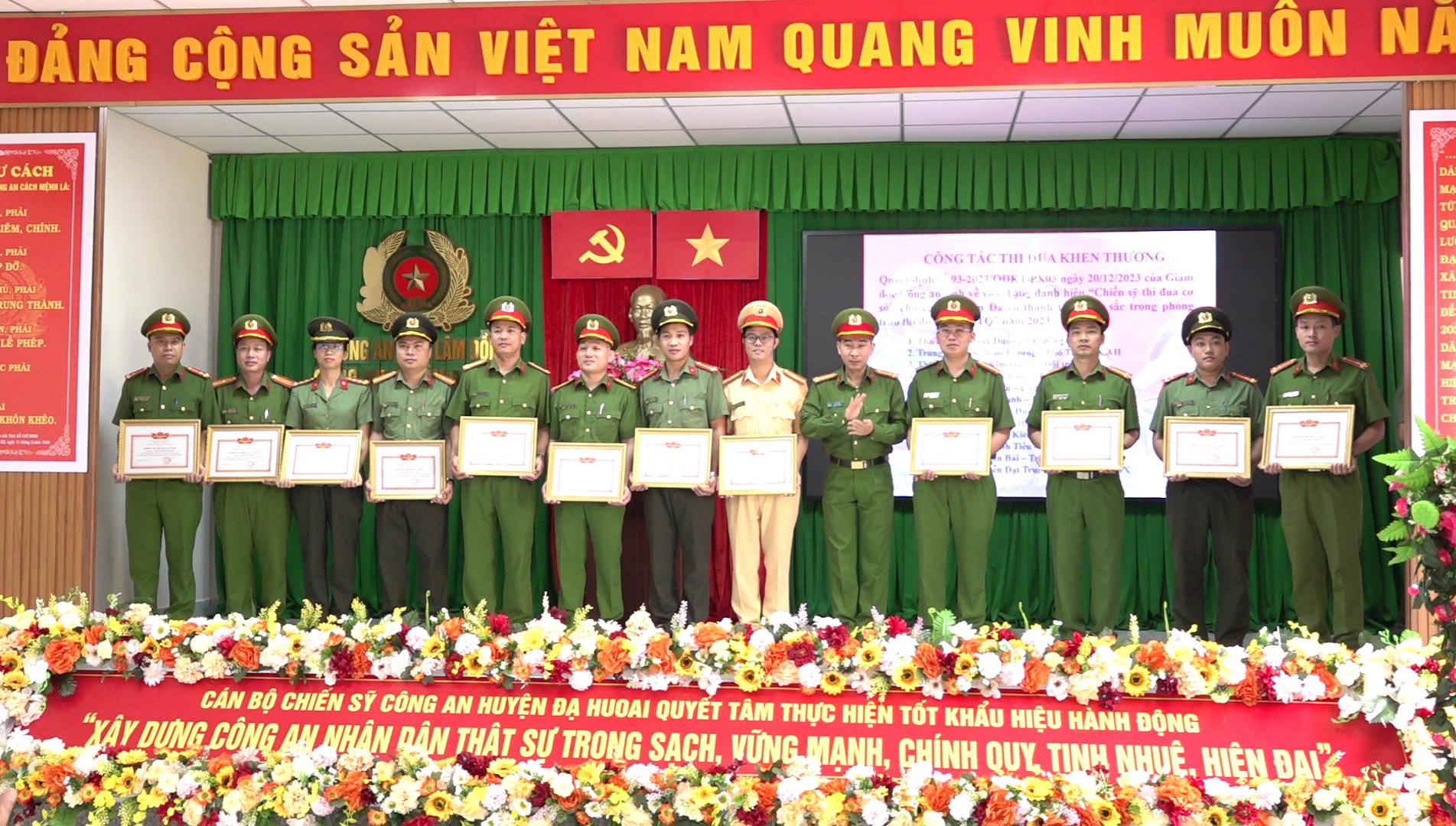 Thượng tá Vũ Tuấn Anh - PGĐ Công an tỉnh trao Danh hiệu chiến sỹ thi đua cơ sở cho các cá nhân