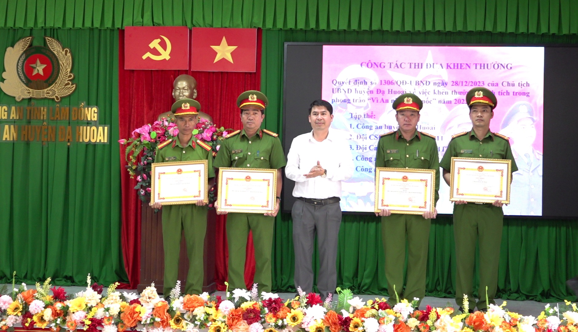 Chủ tịch UBND huyện Lê Bình Minh trao giấy khen cho các tập thể cá nhân có thành tích trong phong trào Vì ANTQ năm 2023