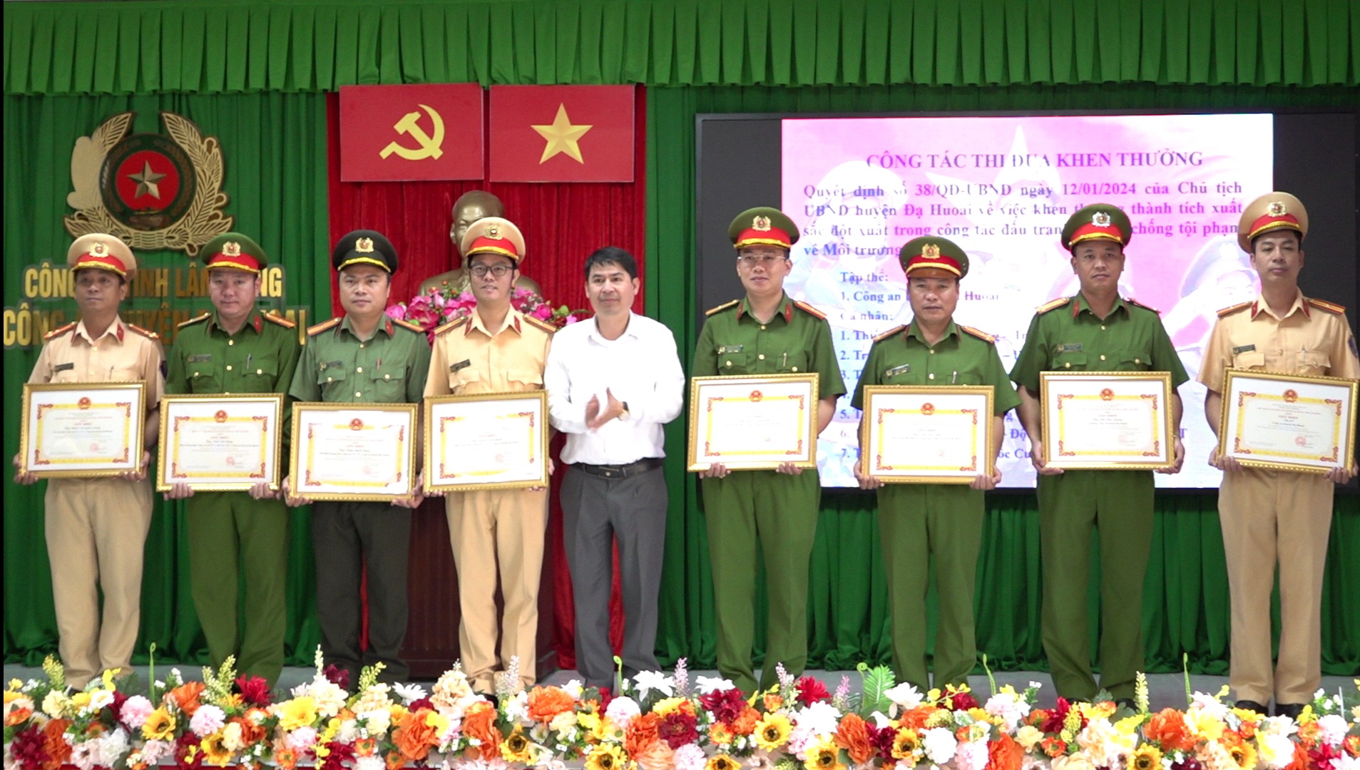 Chủ tịch UBND huyện Lê Bình Minh trao giấy khen cho các tập thể cá nhân có thành tích đột xuất trong công tác đấu tranh phòng chống tội phạm về môi trường