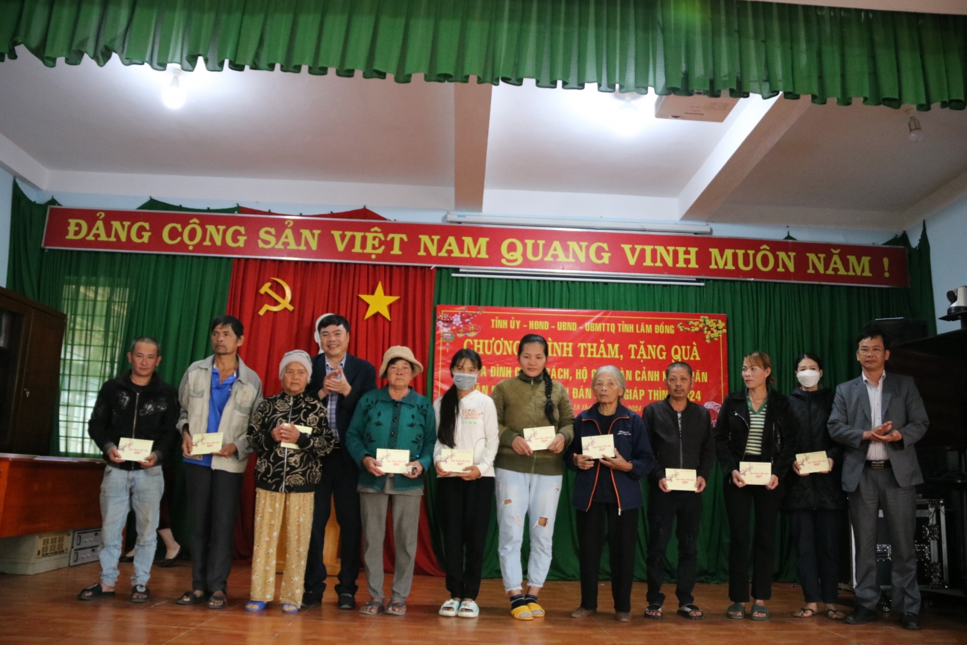 Chủ nhiệm Ủy ban Kiểm tra Tỉnh ủy Đặng Đức Hiệp và Bí thư Huyện ủy Lâm Hà Nguyễn Văn Sơn tặng quà cho các hộ khó khăn
