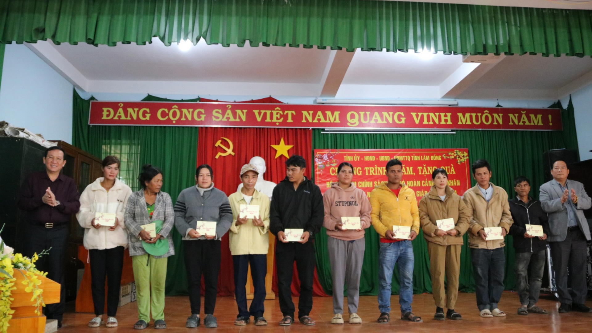 Chủ tịch UBND huyện Lâm Hà Nguyễn Văn Hoàng và Phó Giám đốc Sở Lao động Thương binh và Xã hội Nguyễn Hữu Ân tặng quà cho các hộ khó khăn