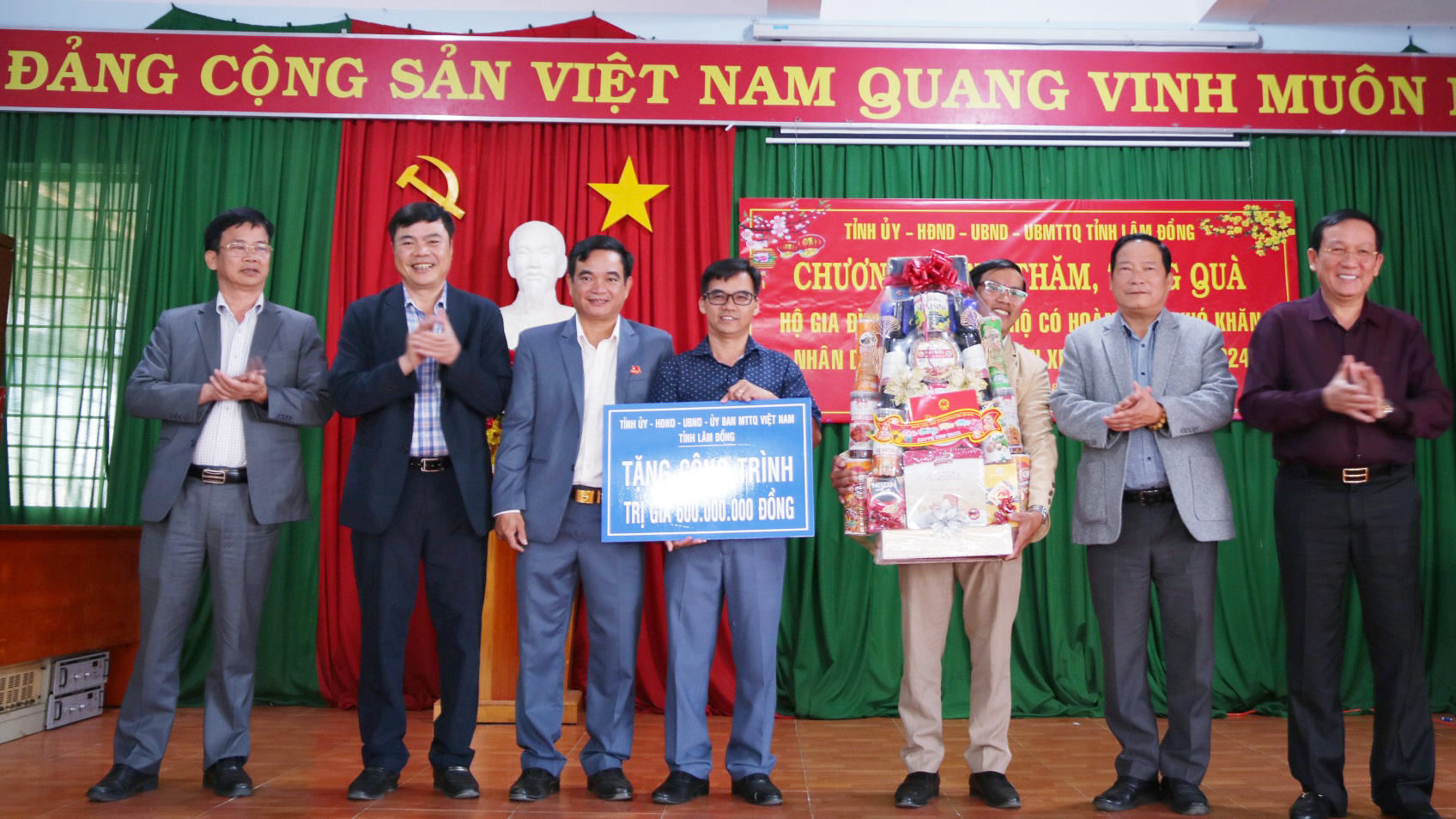Tặng công trình trị giá 600 triệu đồng cho Đảng bộ, chính quyền và Nhân dân xã Phú Sơn