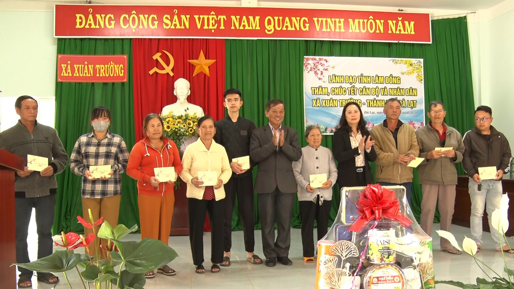 Lãnh đạo tỉnh, thành phố Đà Lạt thăm, tặng quà các gia đình chính sách nhân dịp Tết Nguyên đán Giáp Thìn 2024