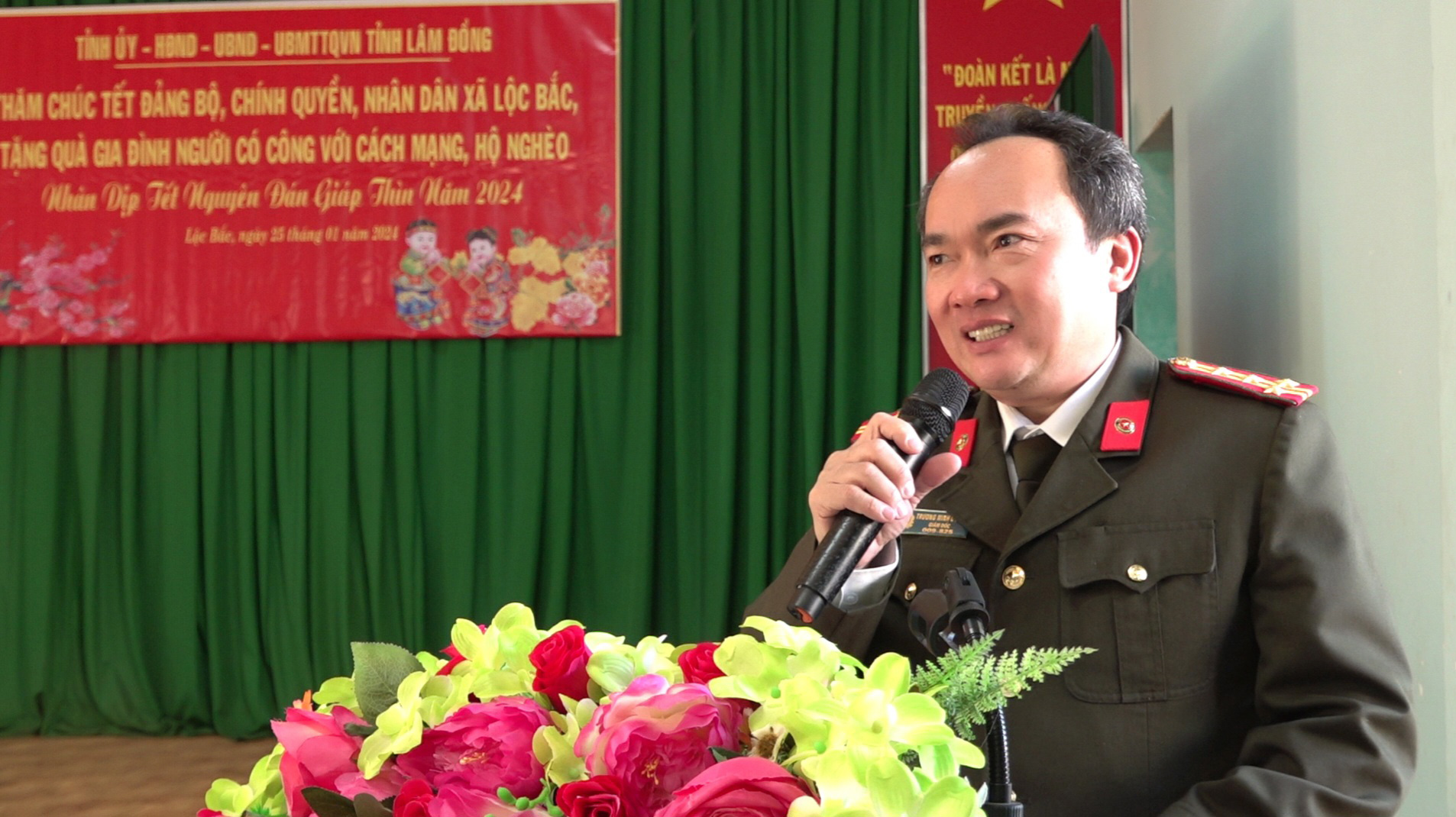 Đại tá Trương Minh Đương - Giám đốc Công an tỉnh thông tin đến cán bộ, nhân dân về tình hình ANTT