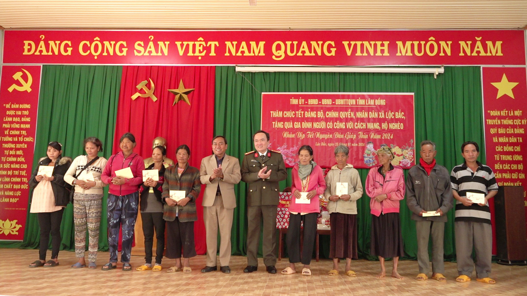 Đại tá Trương Minh Đương - Giám đốc Công an tỉnh tặng quà cho các gia đình chính sách, gia đình có hoàn cảnh khó khăn