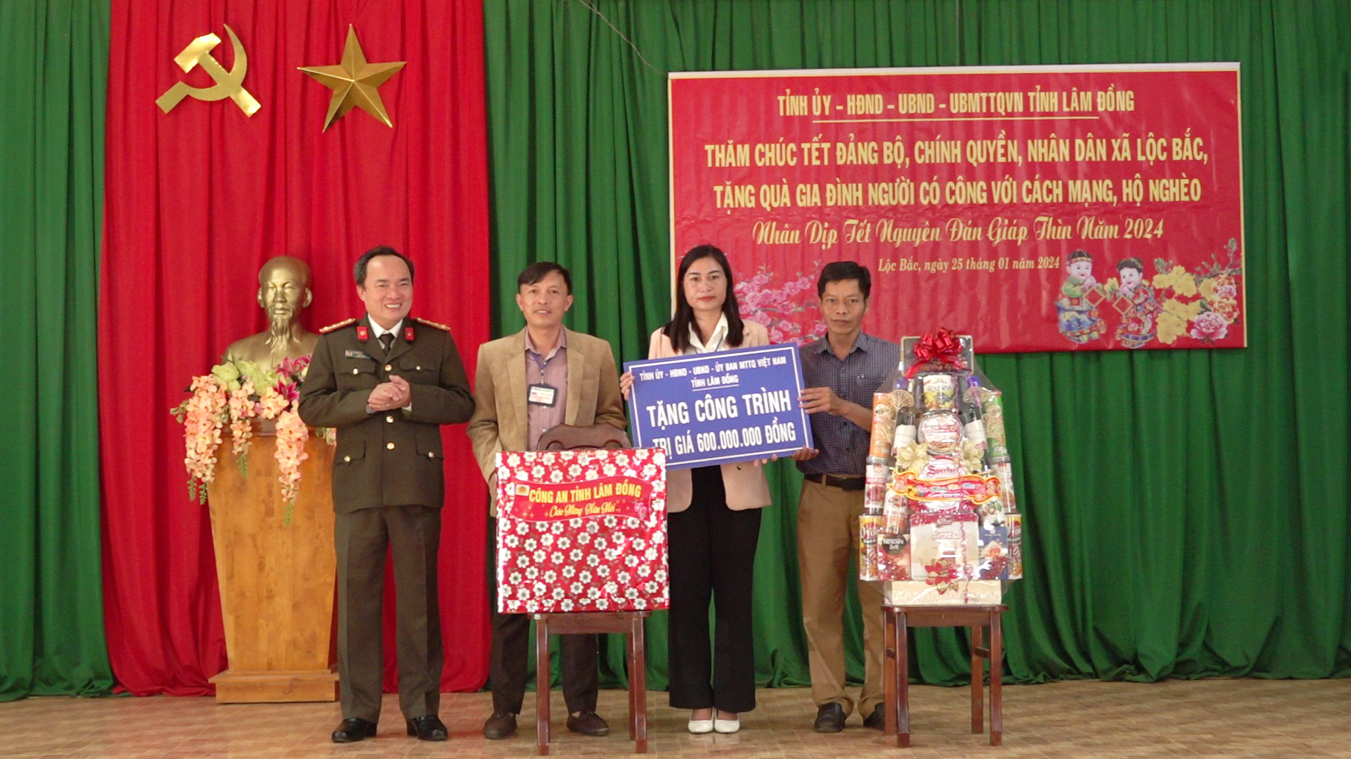 Giám đốc Công an tỉnh thăm, tặng quà Tết các gia đình chính sách tại huyện Bảo Lâm