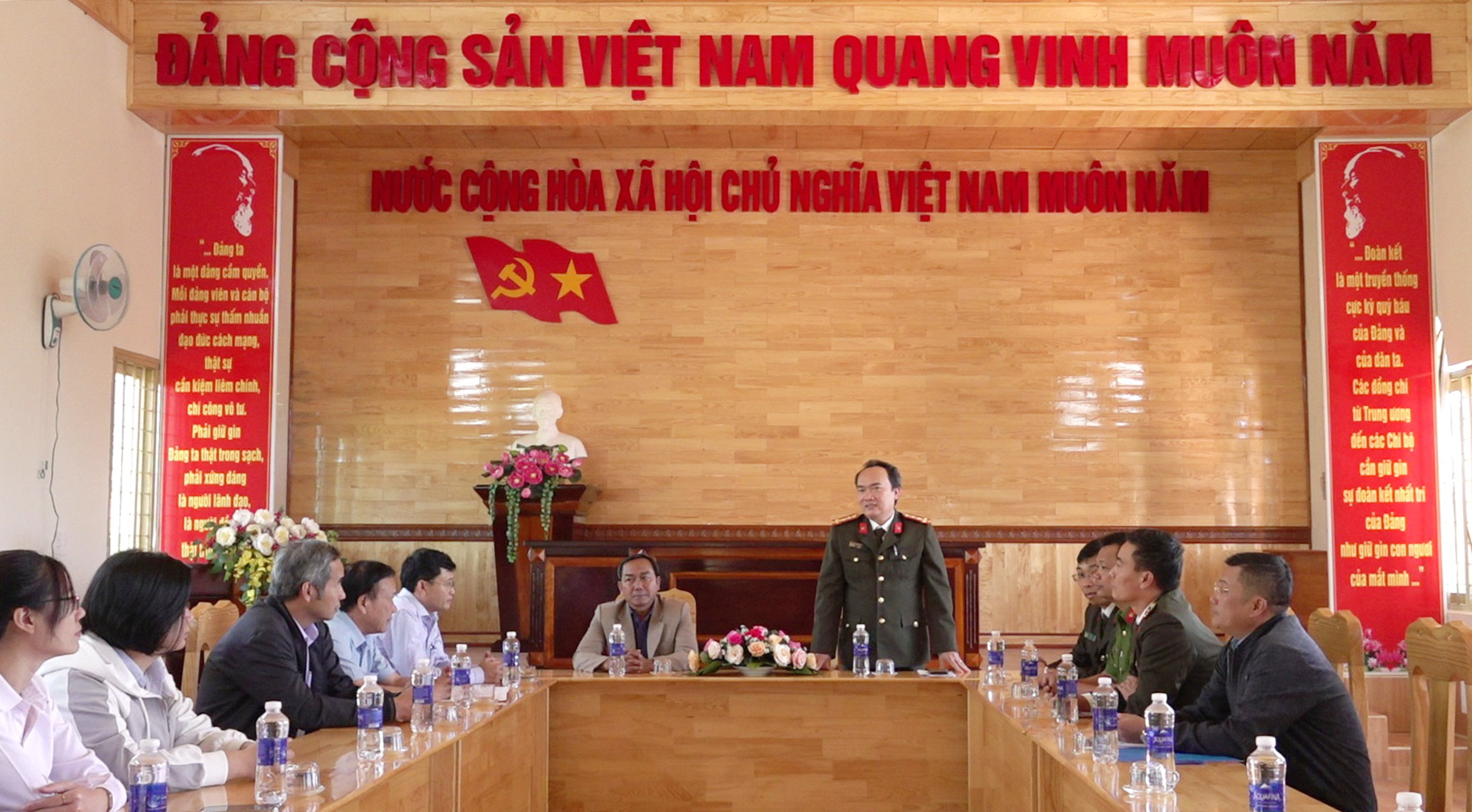 Đại tá Trương Minh Đương - Giám đốc Công an tỉnh thăm hỏi, chúc Tết cán bộ công nhân viên Công ty TNHH MTV Lâm nghiệp Bảo Lâm