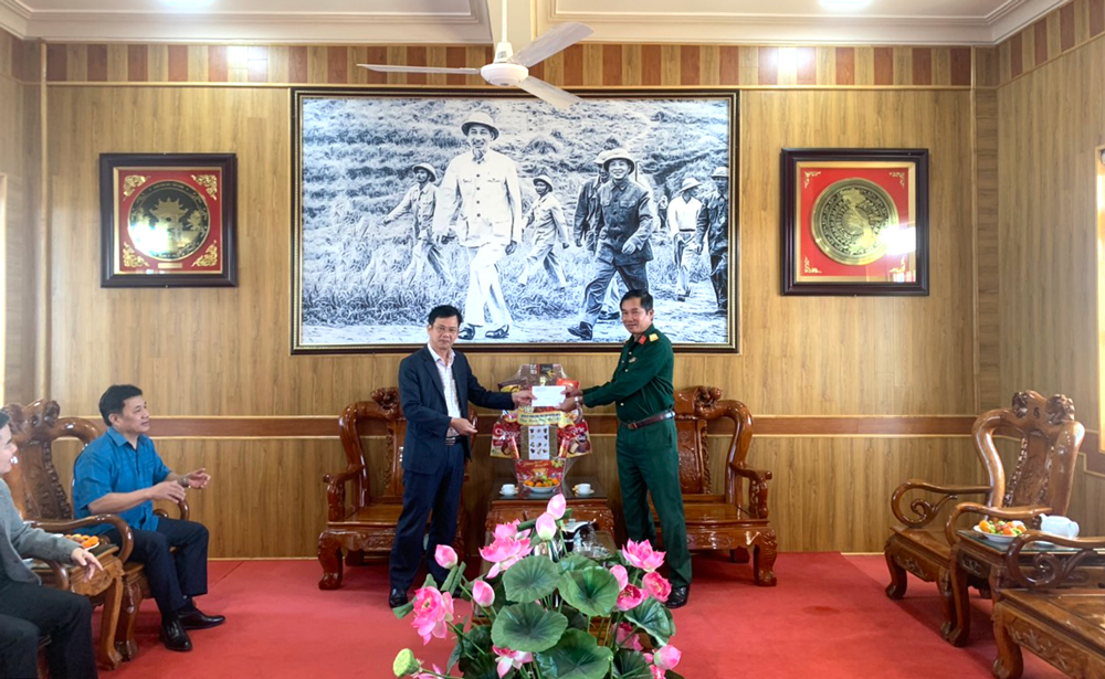 Đồng chí Nguyễn Văn Sơn - Bí thư Huyện ủy Lâm Hà chúc tết tại Ban CHQS huyện