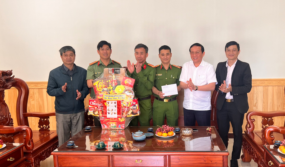 Đồng chí Nguyễn Văn Hoàng - Chủ tịch UBND huyện thăm, chúc Tết tại Công an huyện