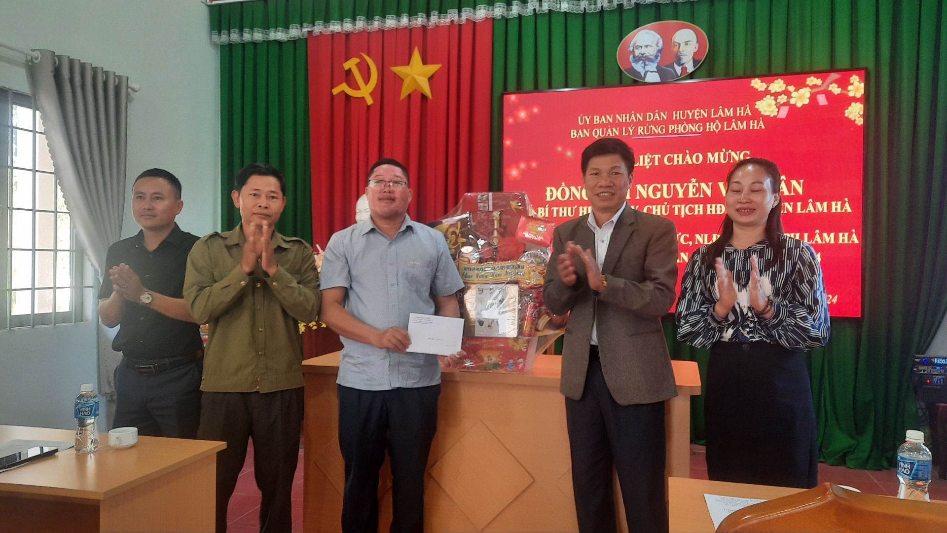 Đồng chí Nguyễn Văn Tân - Phó Bí thư Thường trực Huyện ủy thăm, chúc Tết tại Ban Quản lý rừng phòng hộ huyện