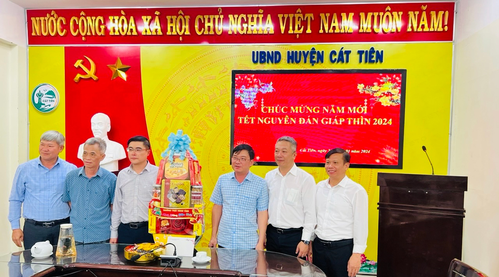 Thường trực HĐND tỉnh thăm, chúc Tết các đơn vị và tặng quà các hộ nghèo trên địa bàn Cát Tiên