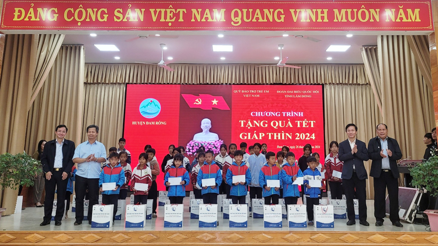 Phó Chủ nhiệm Ủy ban Xã hội của Quốc hội Lâm Văn Đoan tặng quà Tết cho trẻ em có hoàn cảnh khó khăn tại Đam Rông
