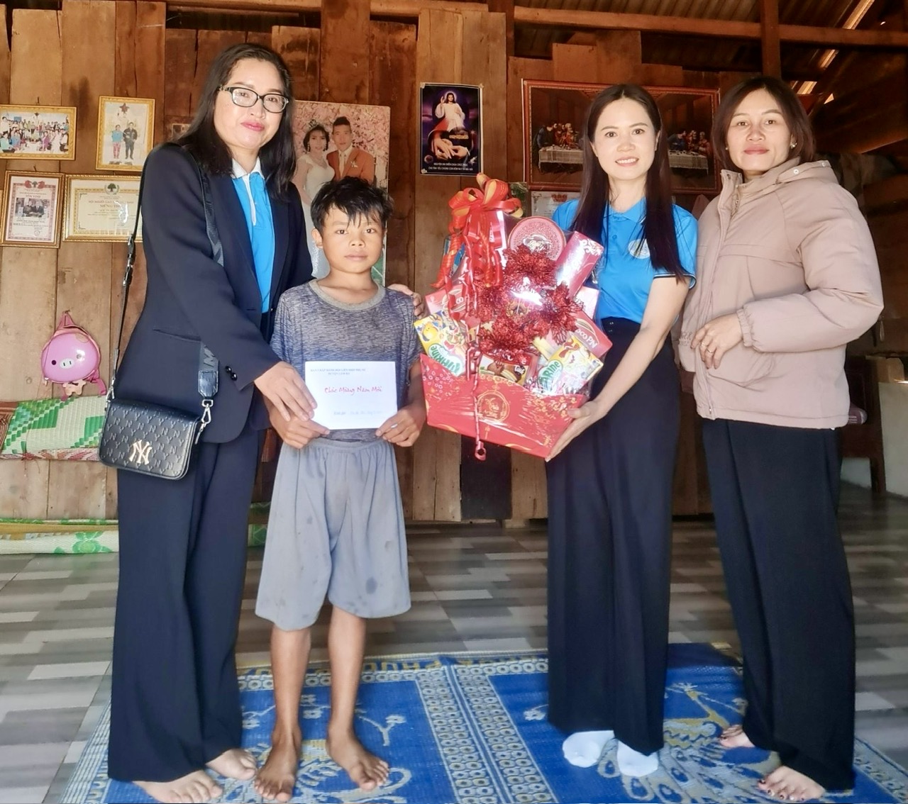Thăm, tặng quà Tết và hỗ trợ cho trẻ mồ côi do Hội LHPN huyện Lâm Hà nhận đỡ đầu