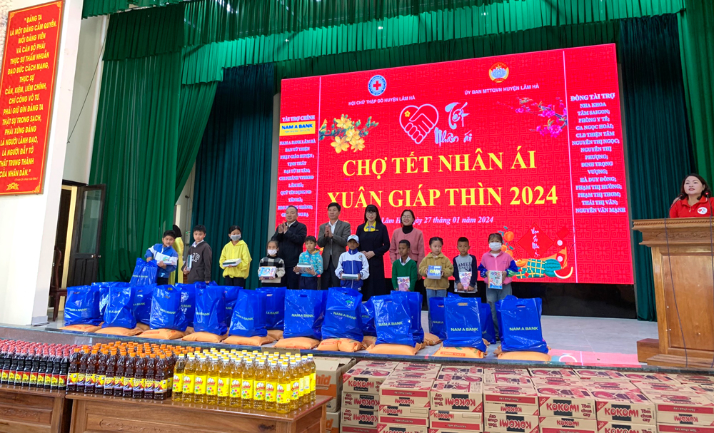 Lãnh đạo huyện Lâm Hà tặng quà cho các em học sinh có hoàn cảnh khó khăn