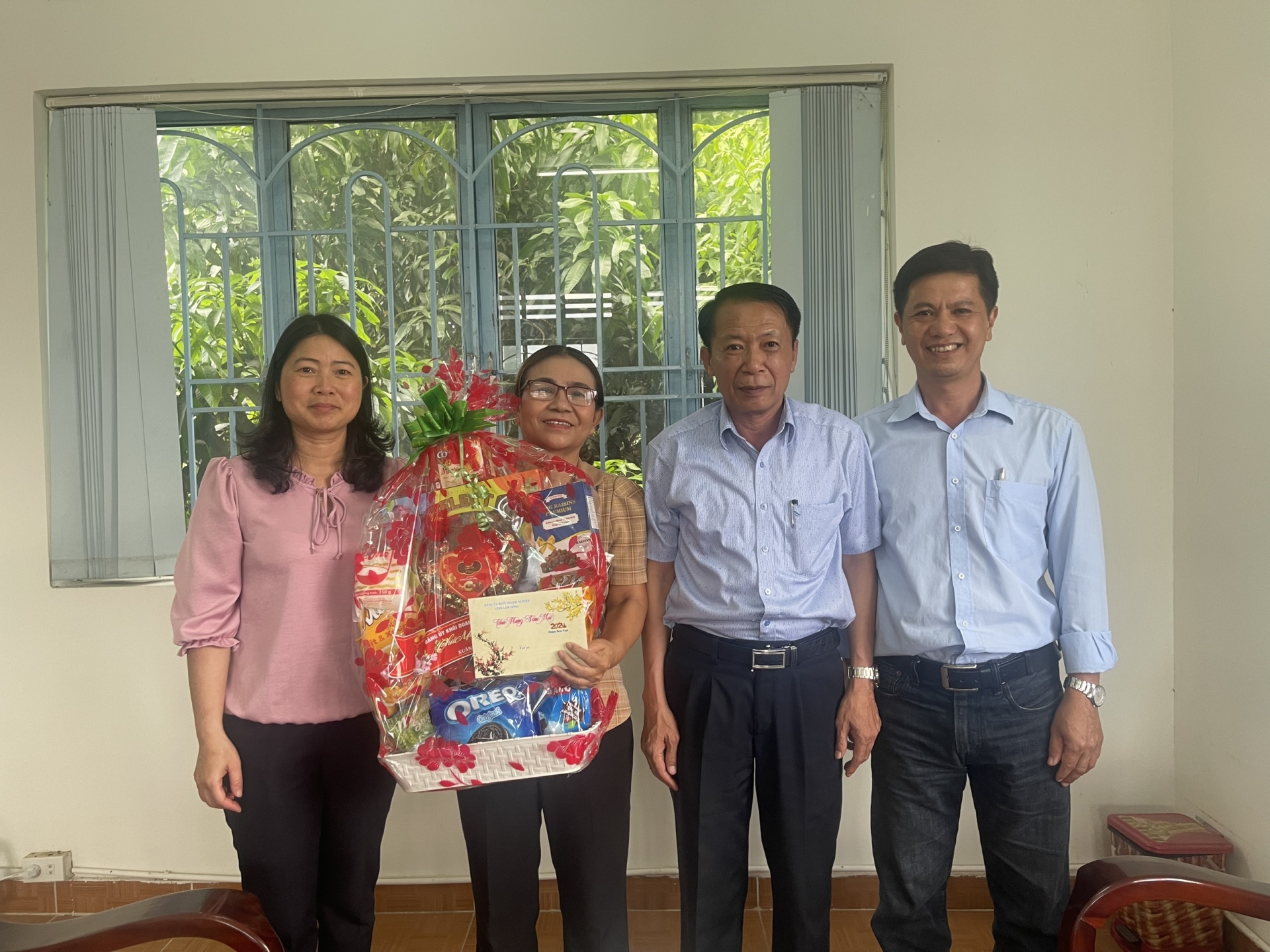 Bùi Đình Toan – Phó Bí thư Đảng ủy Khối doanh nghiệp tỉnh tặng quà cho đảng viên khó khăn