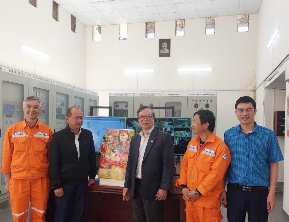 Đồng chí Lê Anh Tuấn – Phó Bí thư Thường trực Đảng ủy Khối doanh nghiệp tặng quà tại Công ty Điện lực